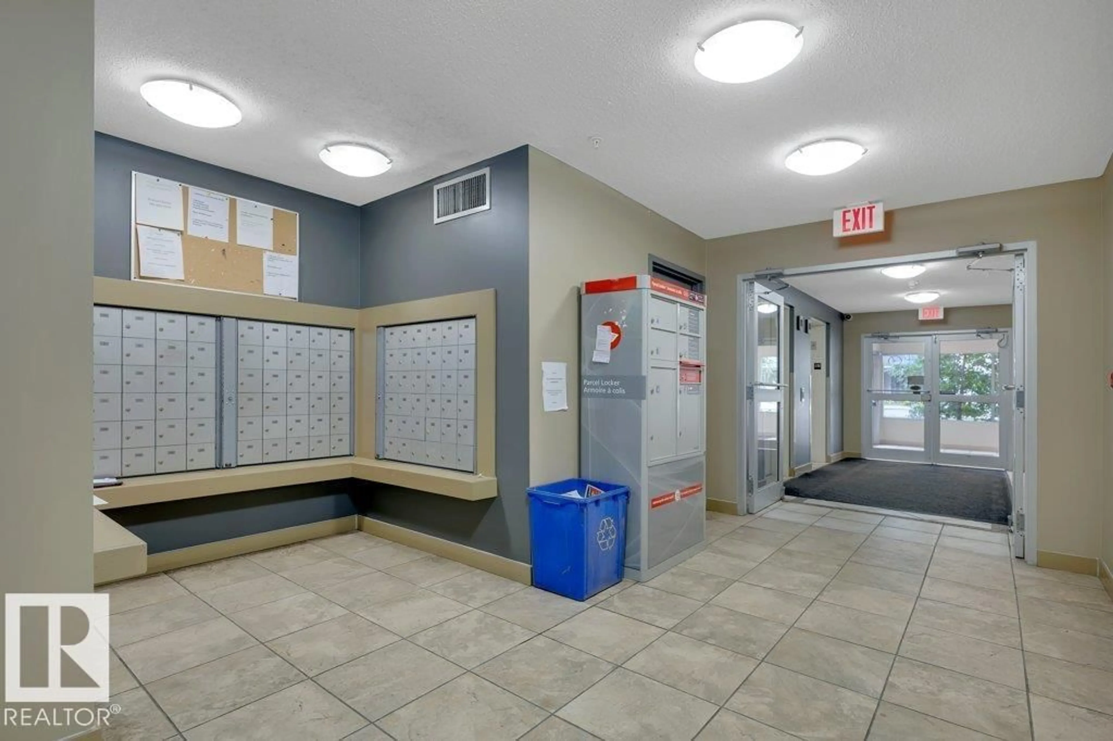 Indoor foyer for #122 - 17011 67 AV NW, Edmonton Alberta T5T6Y6
