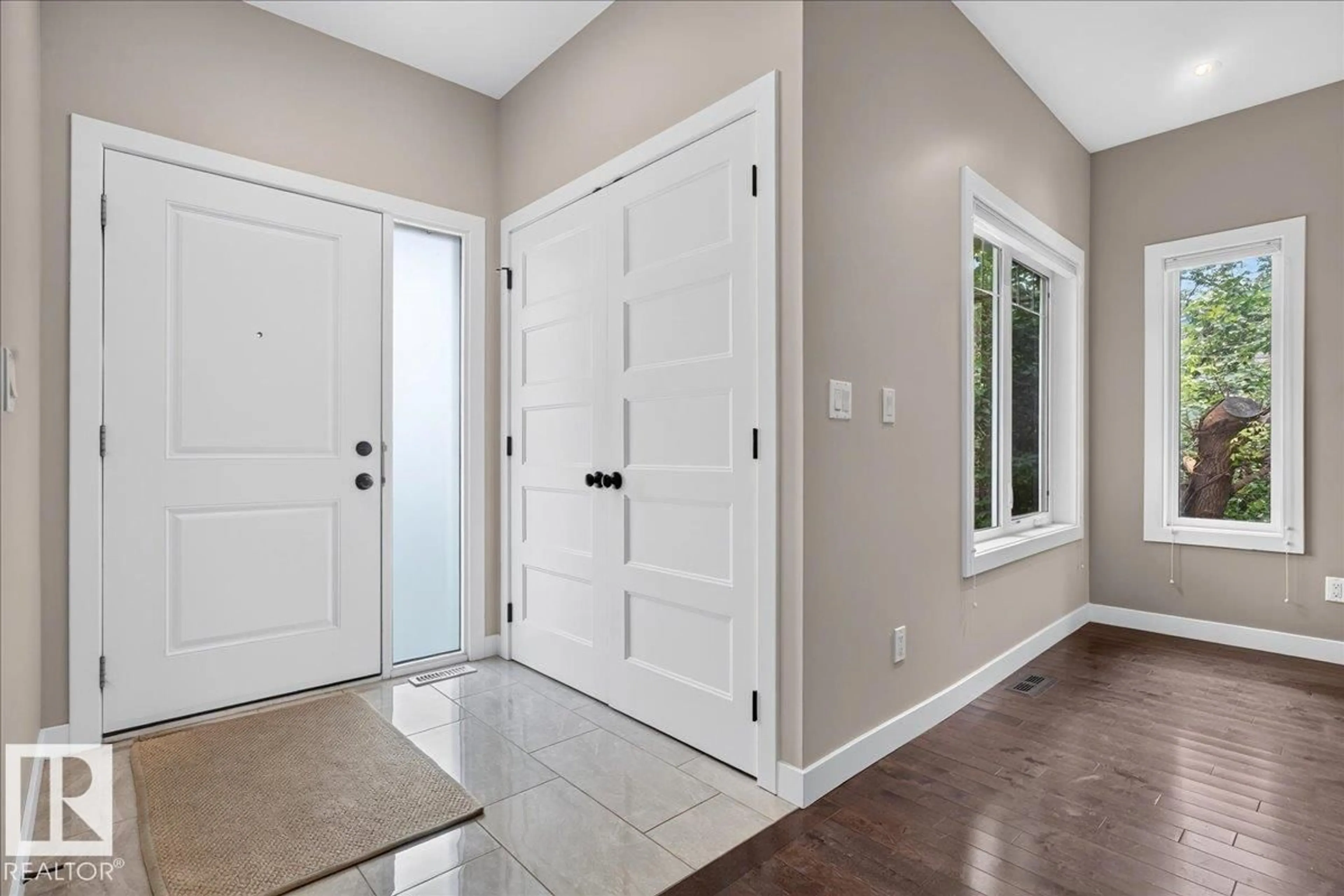 Indoor entryway for 12126 47 ST, Edmonton Alberta T5W2X5