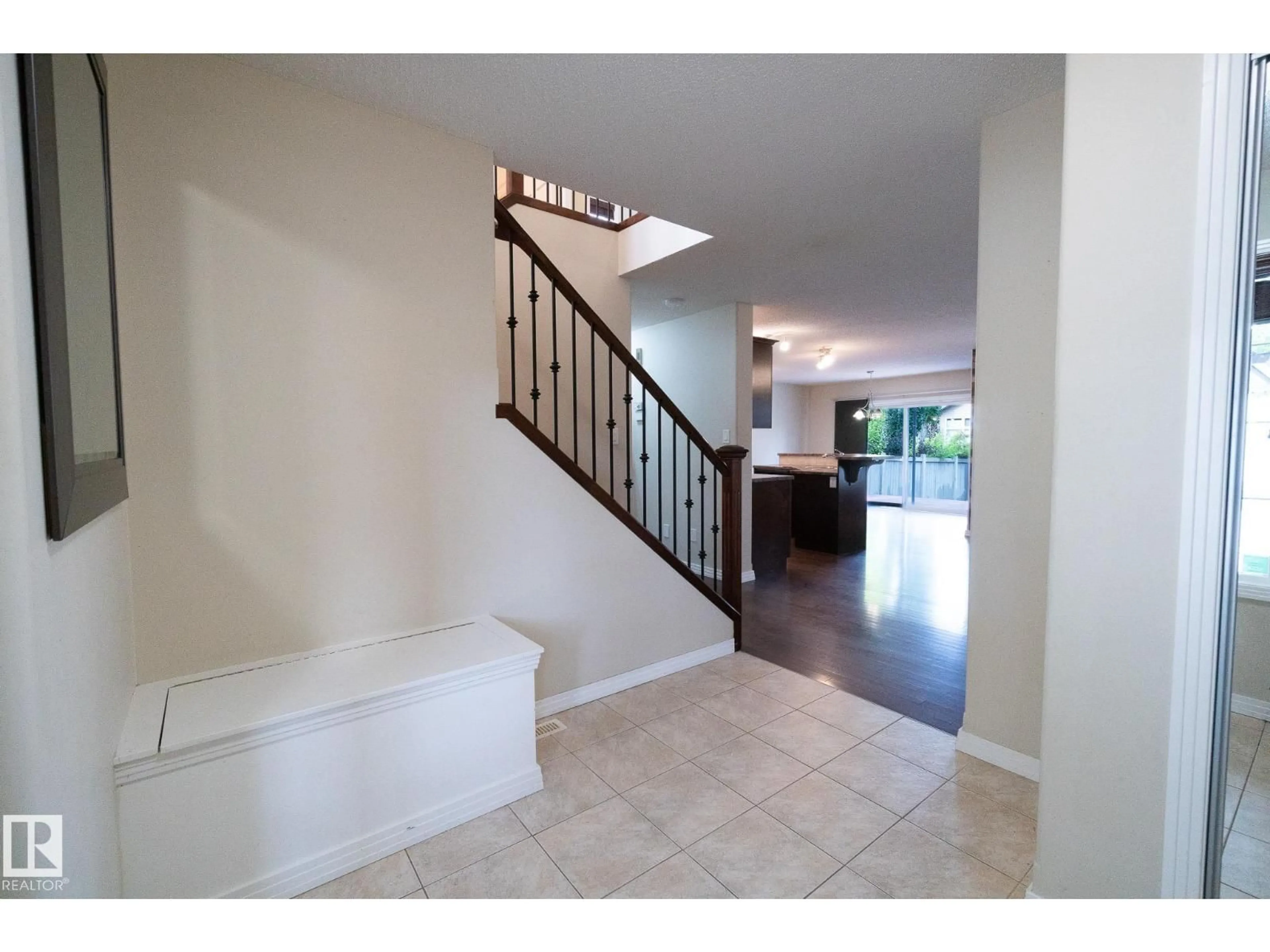 Indoor entryway for 632 60 ST, Edmonton Alberta T6X0G4
