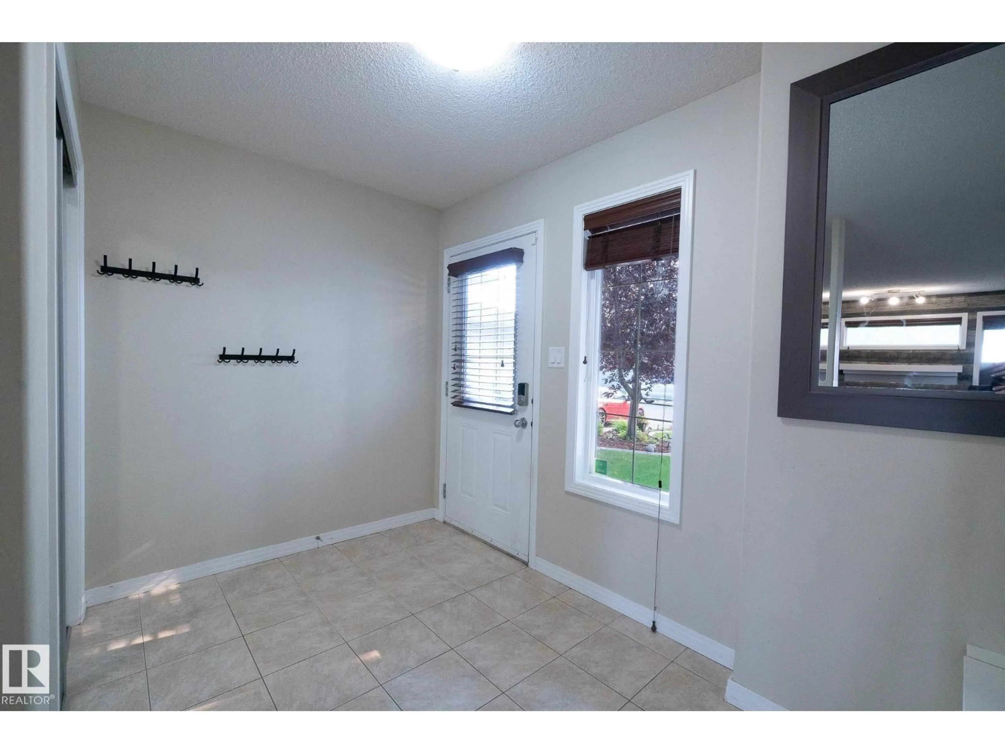 Indoor entryway for 632 60 ST, Edmonton Alberta T6X0G4