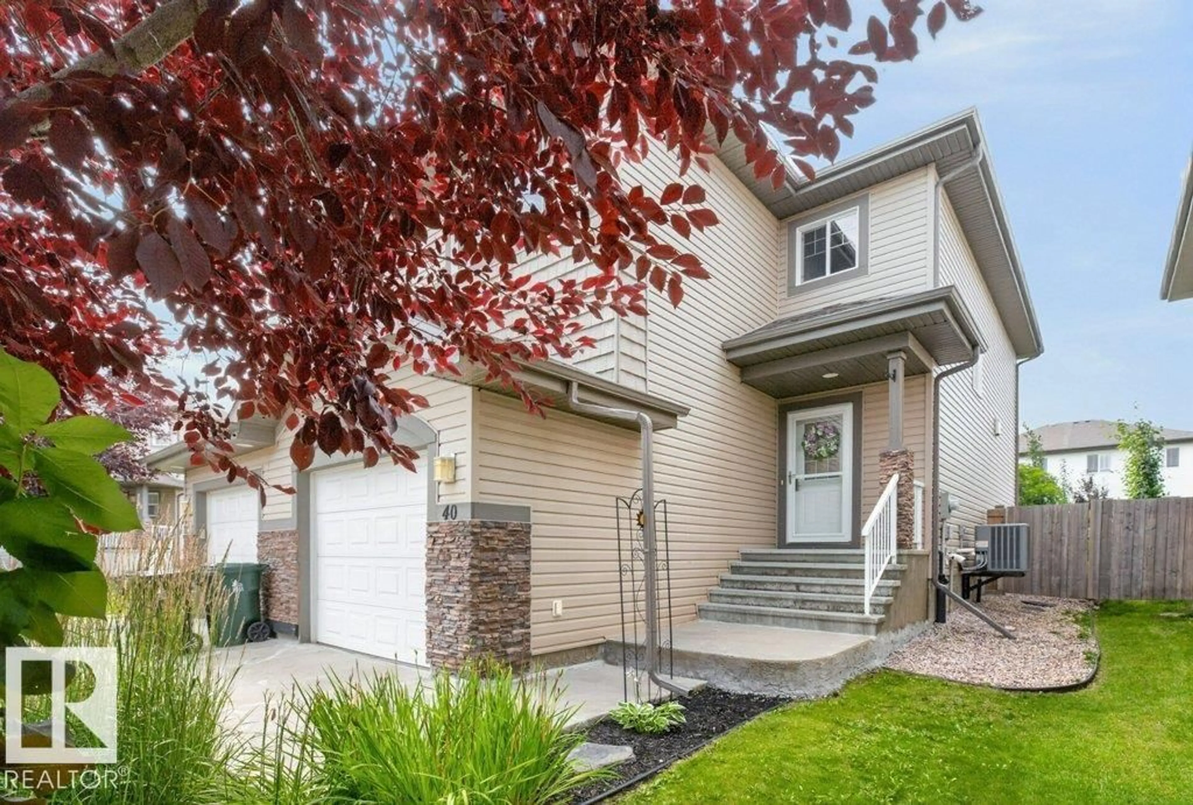 Home with vinyl exterior material, street for 40 HARTWICK LO, Spruce Grove Alberta T7X1N3