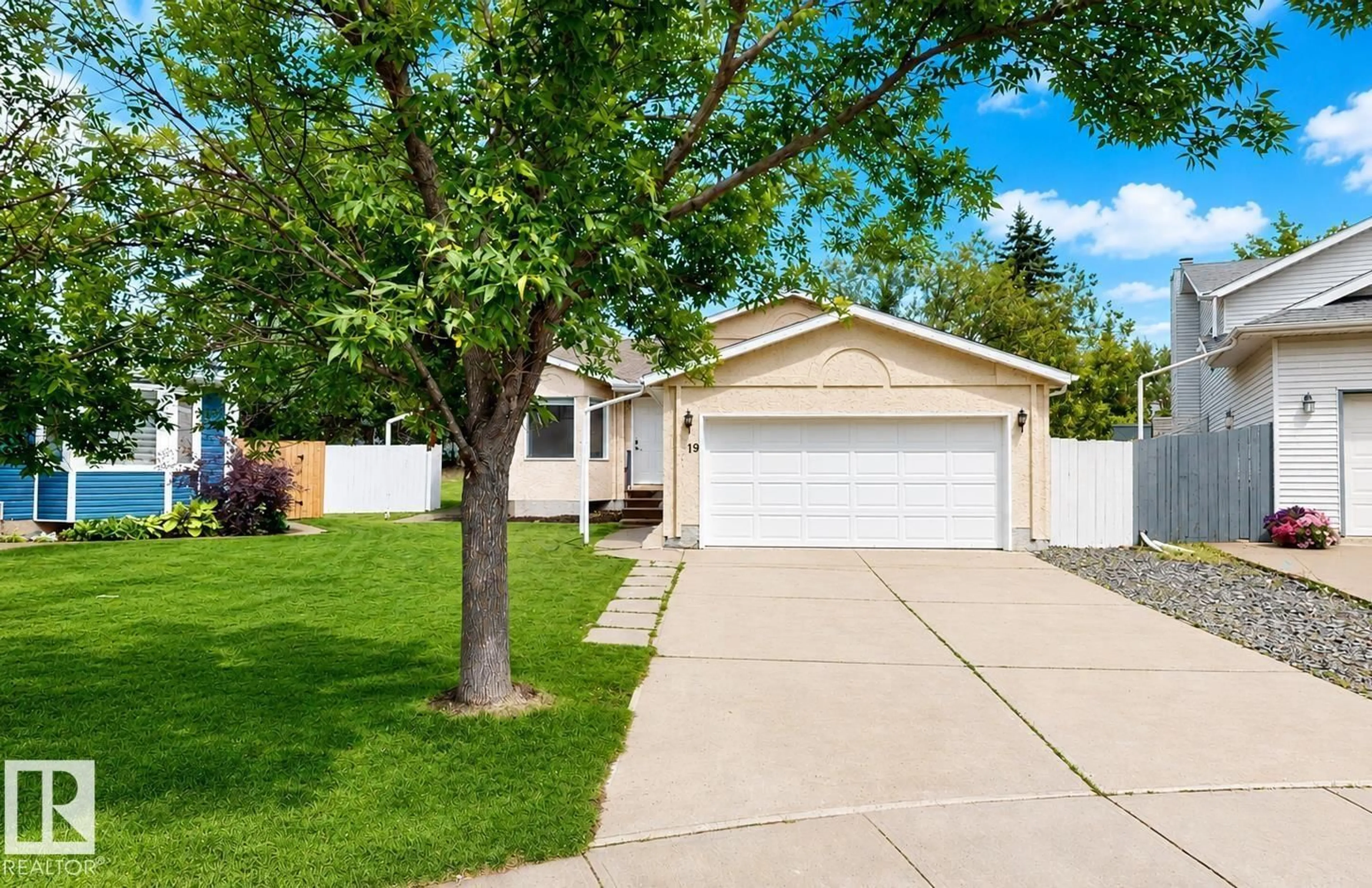 Home with vinyl exterior material, street for 19 DARLINGTON BA, Sherwood Park Alberta T8H1P4
