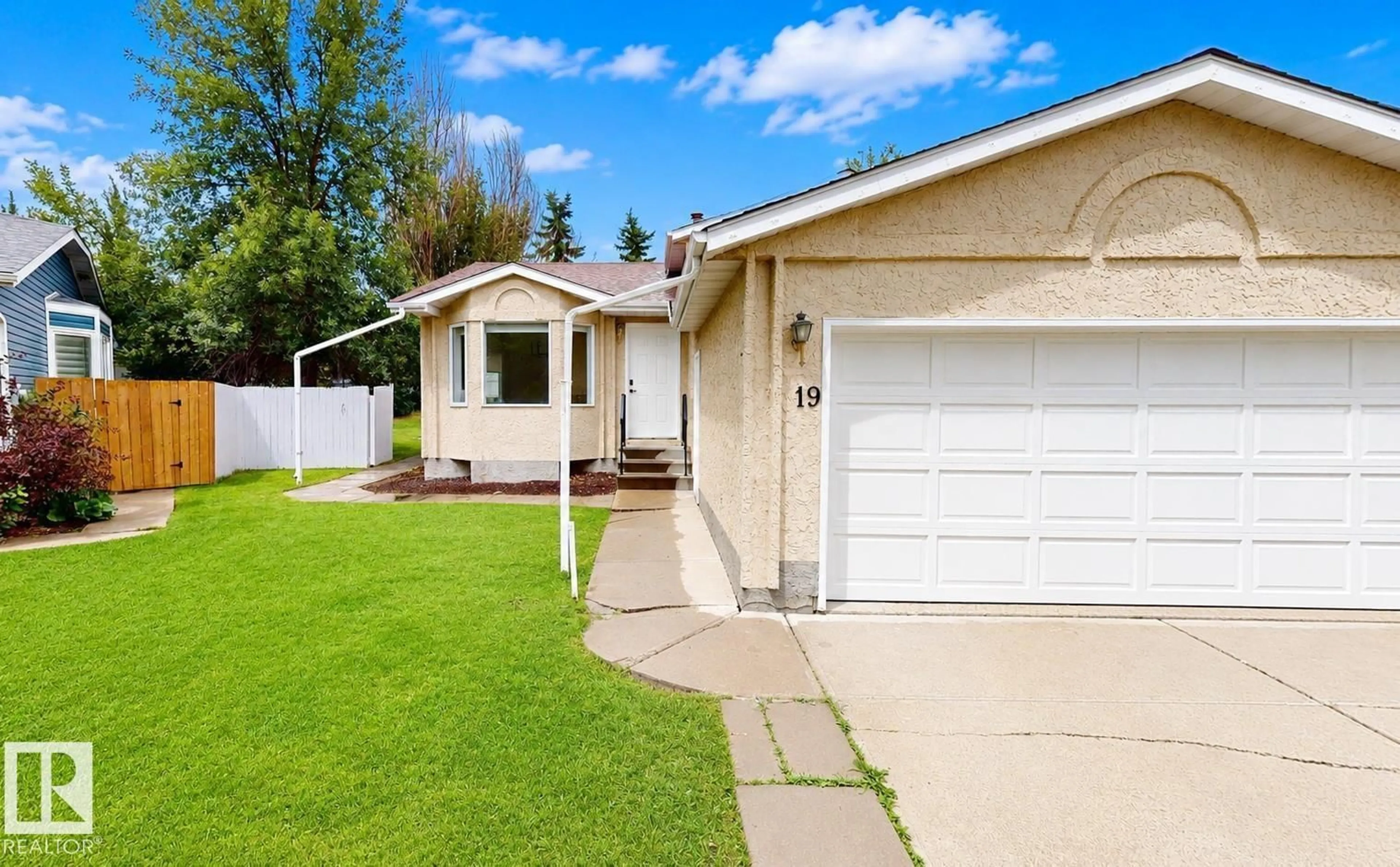 Home with vinyl exterior material, street for 19 DARLINGTON BA, Sherwood Park Alberta T8H1P4