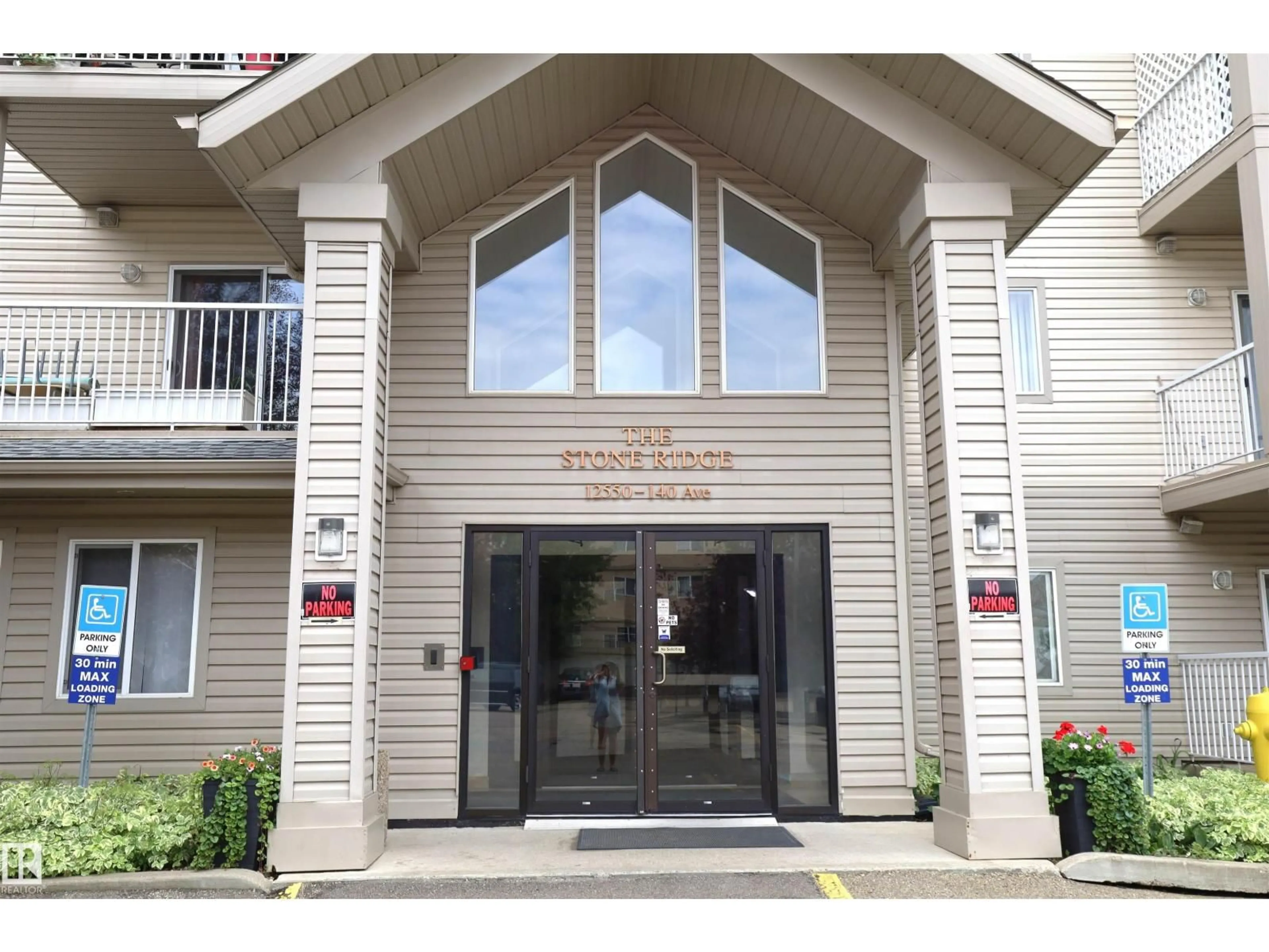 Indoor foyer for #415 - 12550 140 AV, Edmonton Alberta T5X6J4
