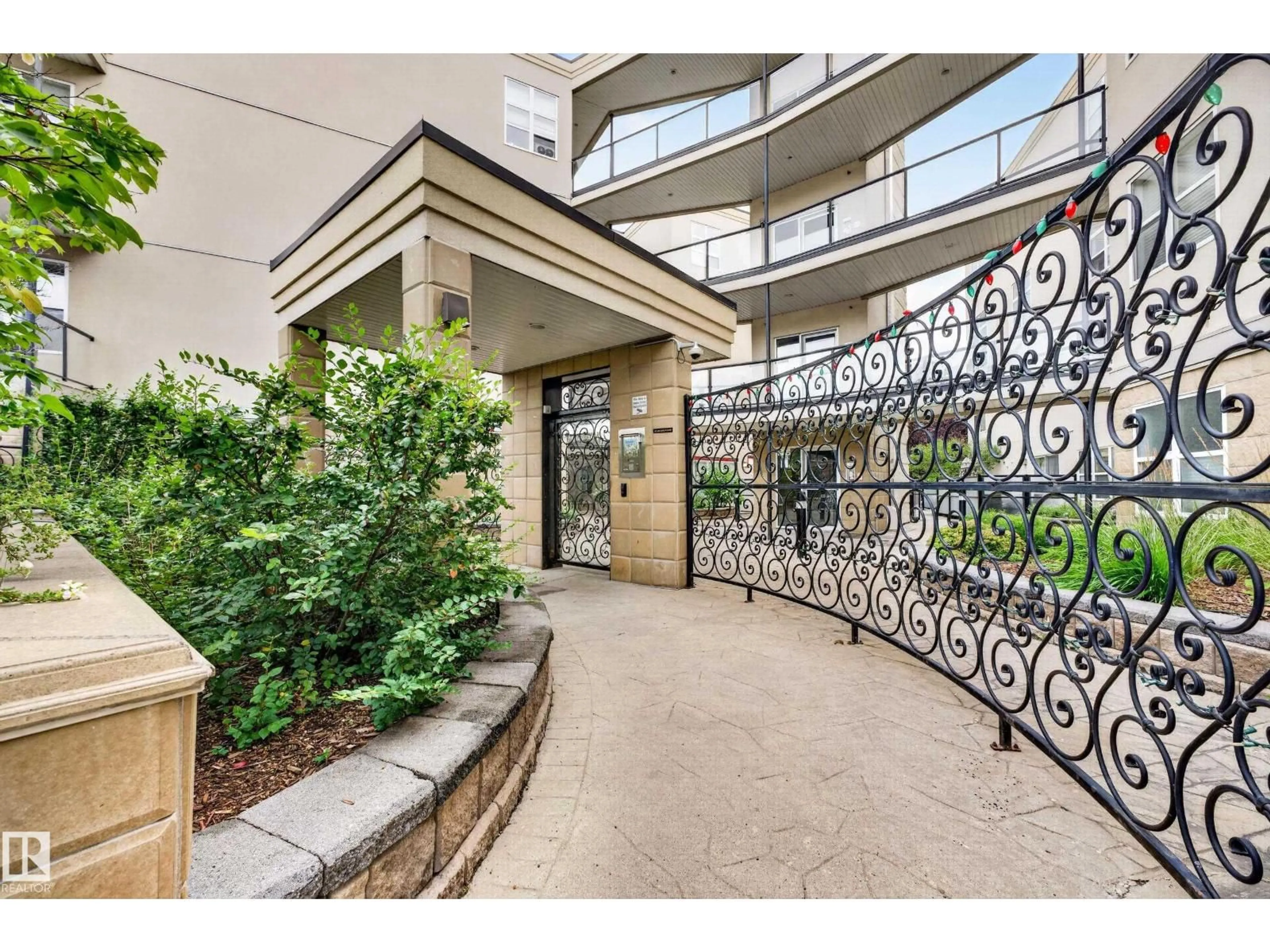 Indoor foyer for 304 - 9804 101 ST, Edmonton Alberta T5K2X3