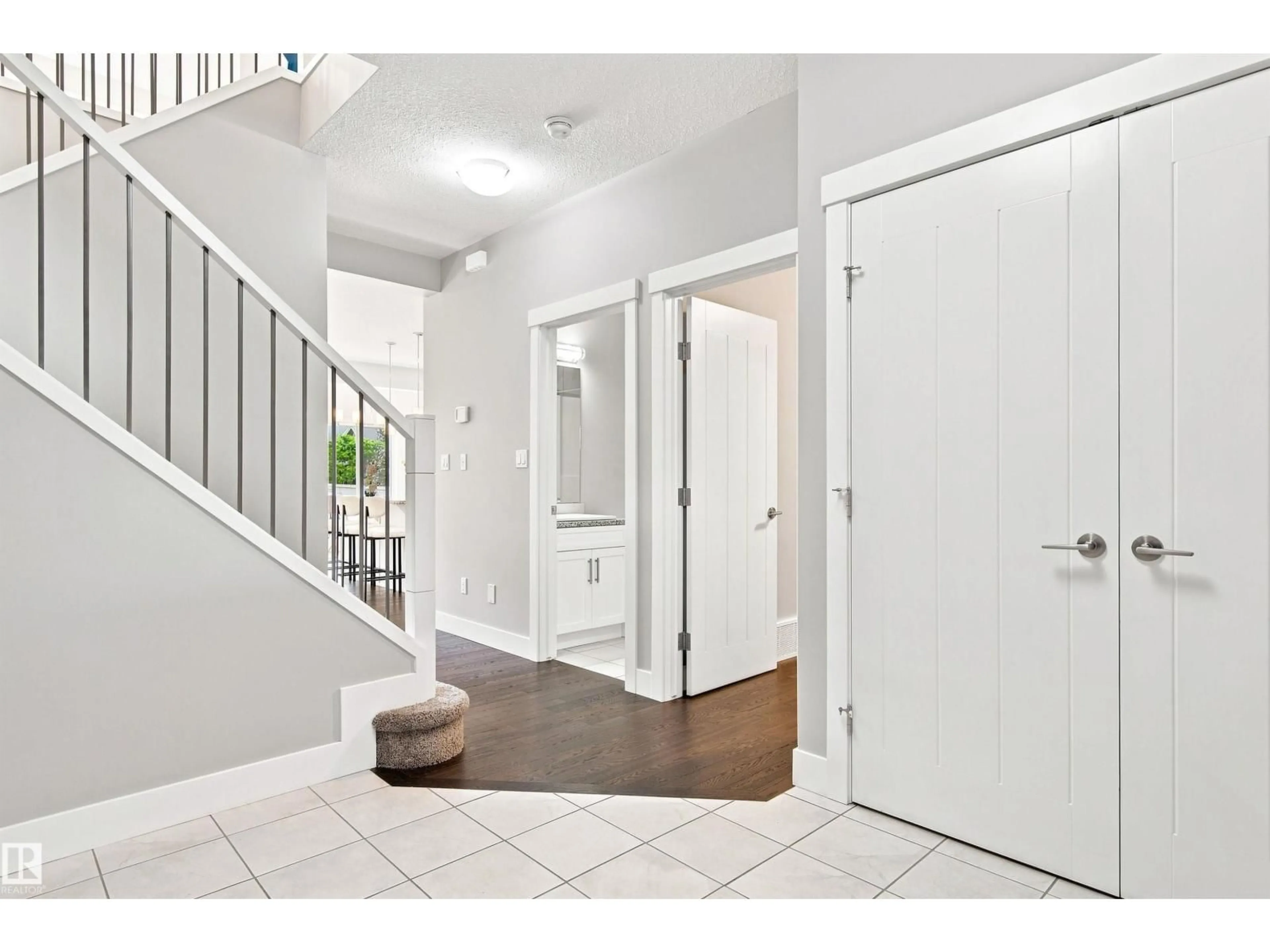 Indoor entryway for 3741 KIDD CR, Edmonton Alberta T6W2R1