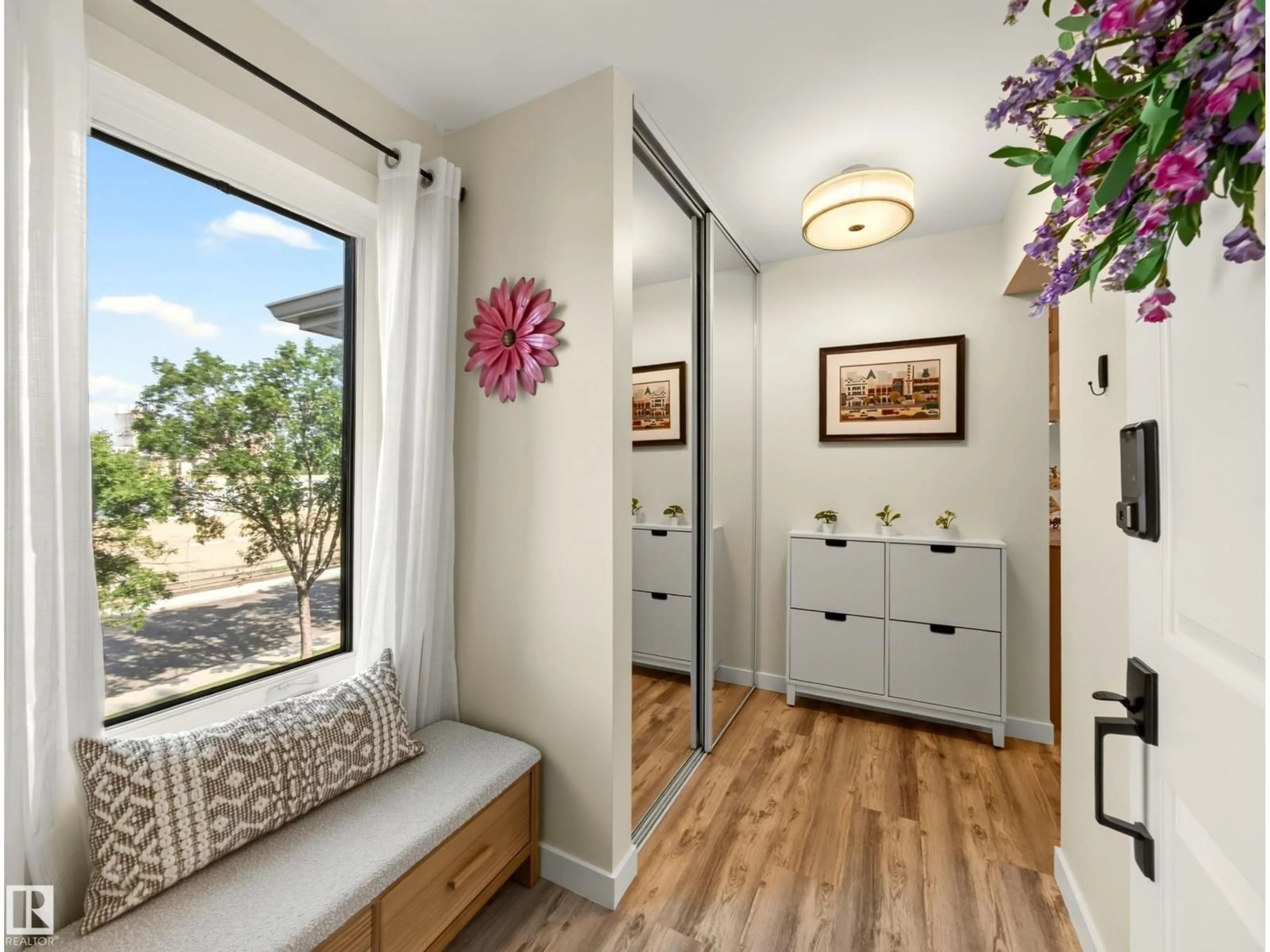 Indoor entryway for #211 - 9003 106A AV, Edmonton Alberta T5H3Y7