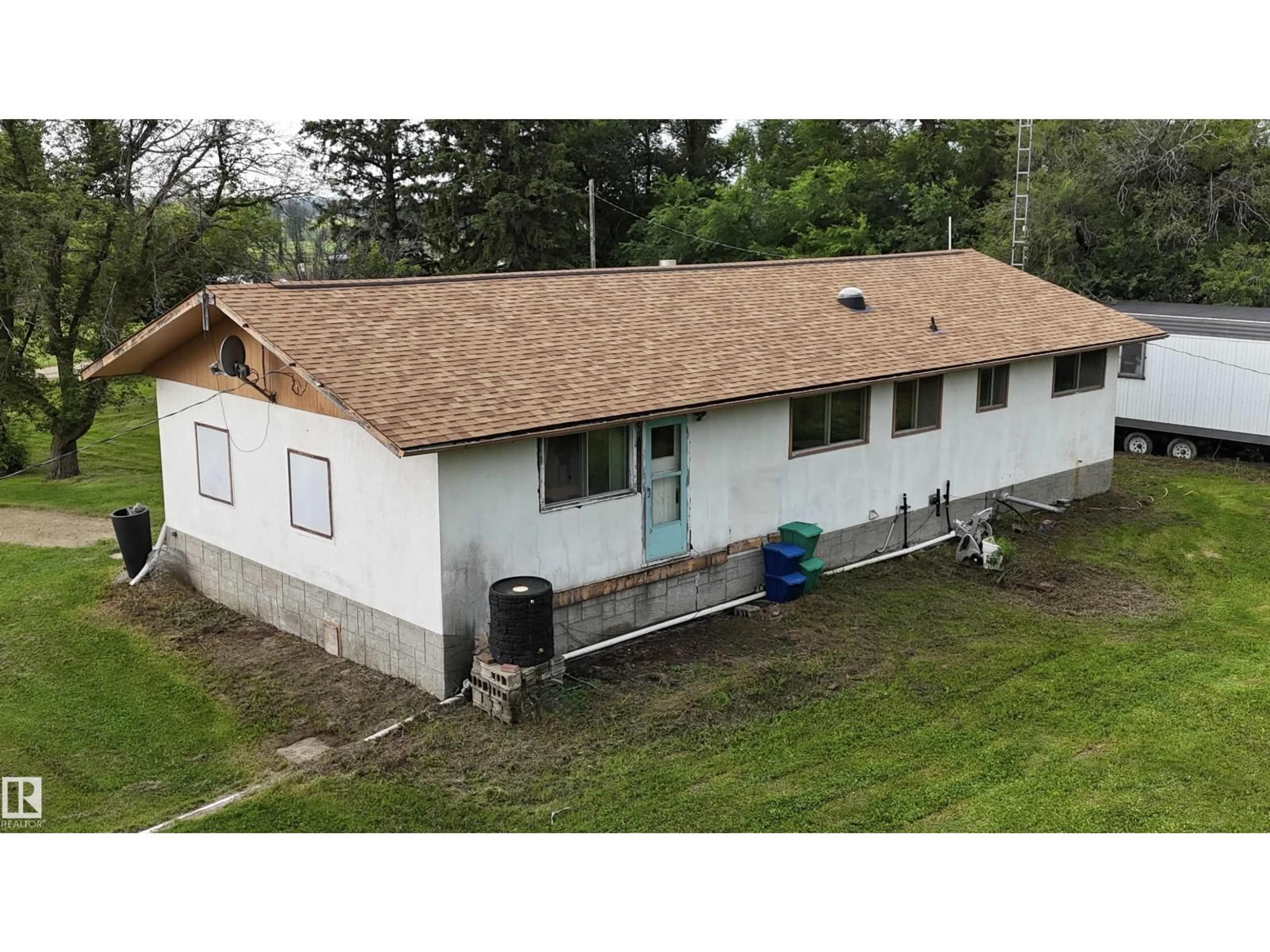 A pic from outside/outdoor area/front of a property/back of a property/a pic from drone, building for 51226 RGE ROAD 233, Rural Strathcona County Alberta T8B1K8