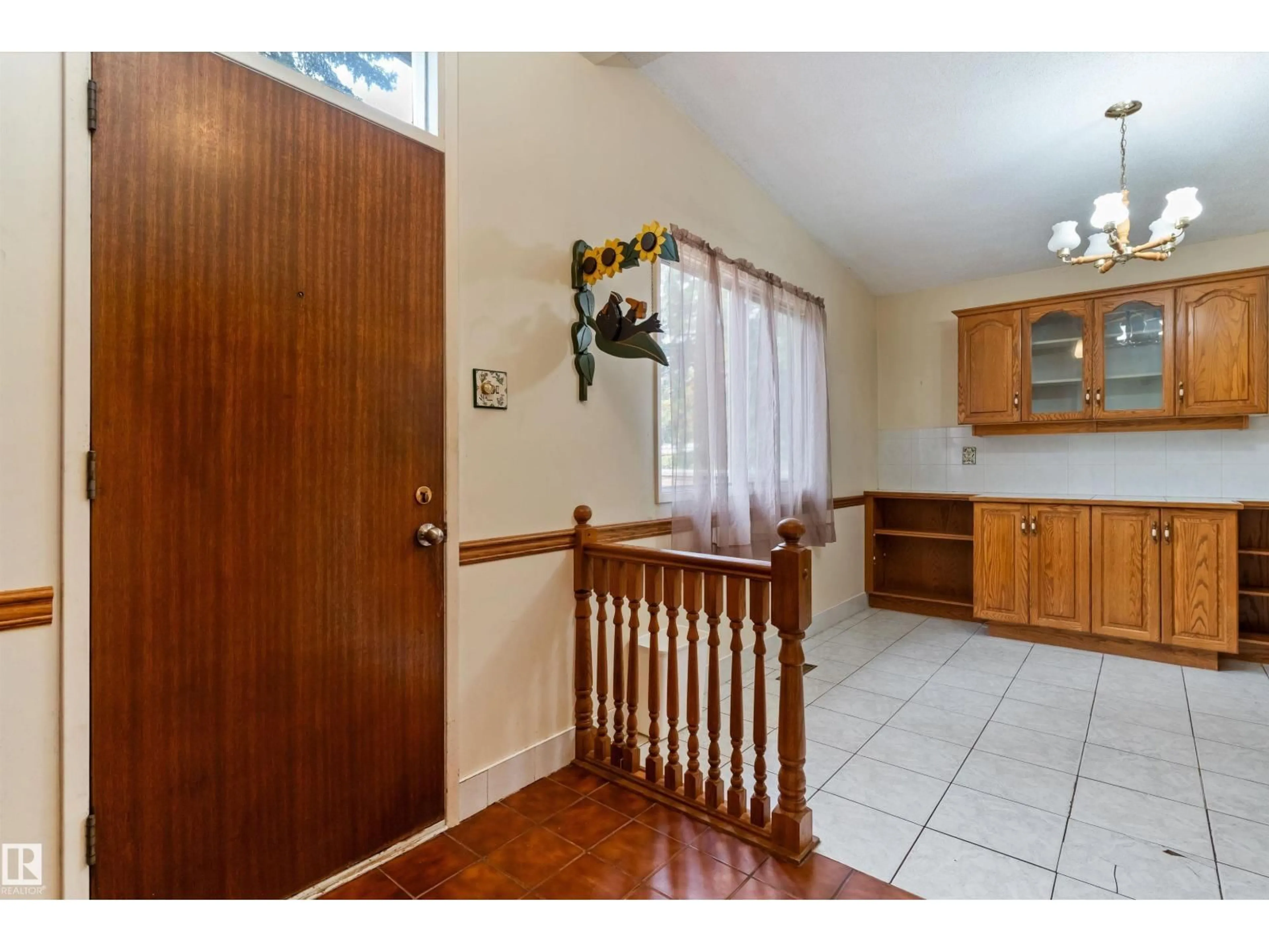 Indoor foyer for 40 CURLEW CR, Sherwood Park Alberta T8A0H4