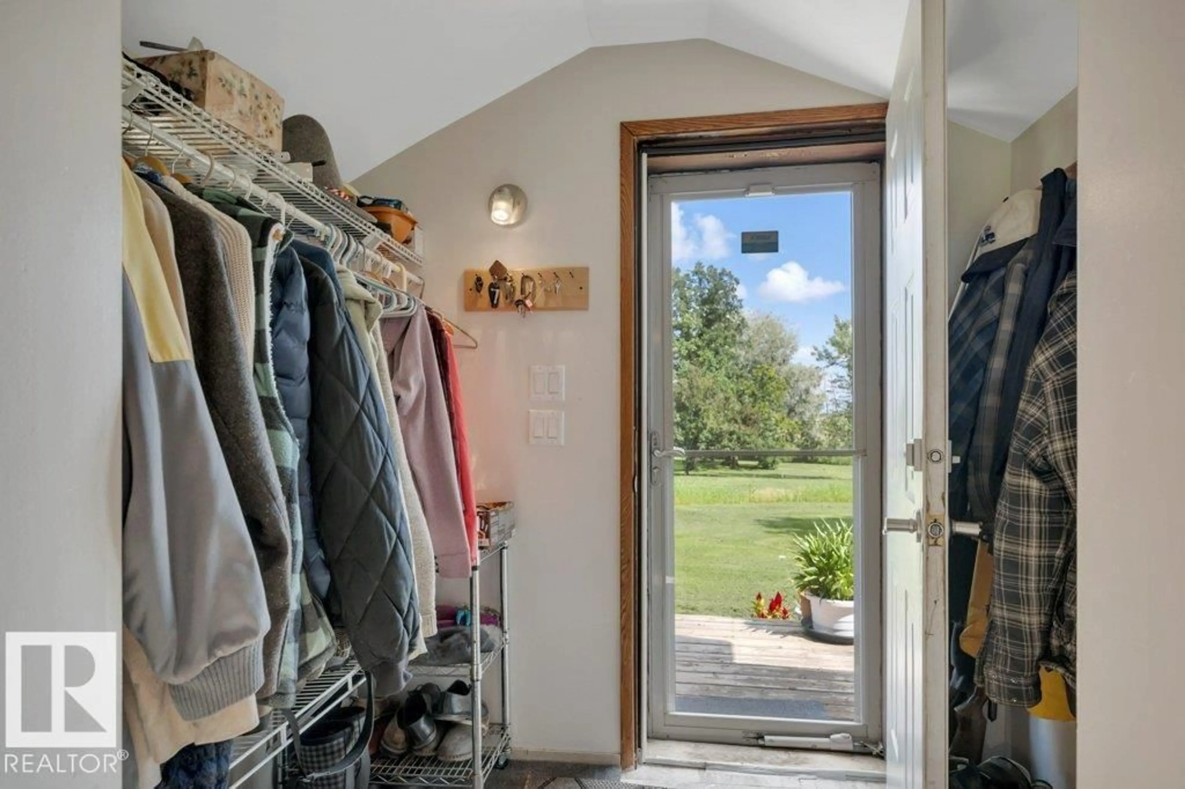 Indoor entryway for 475063 RGE ROAD 260, Rural Wetaskiwin County Alberta T0C1Z0