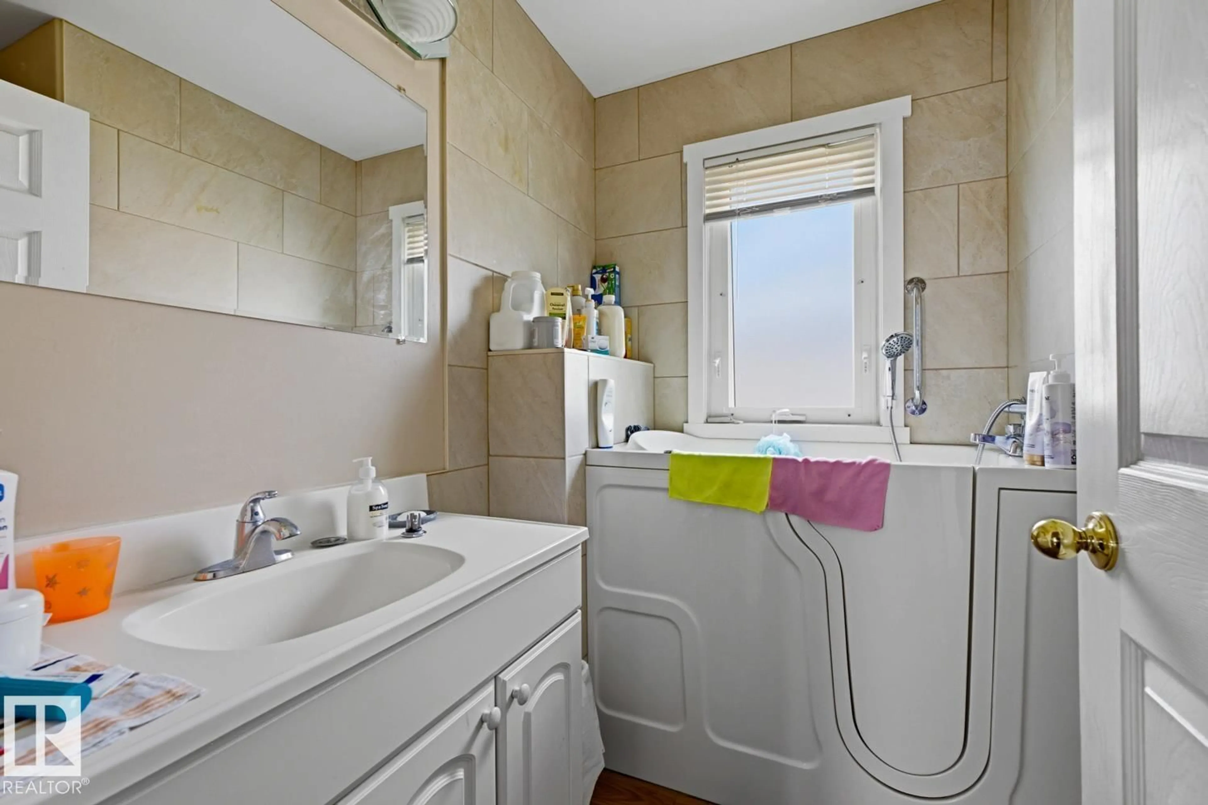 Standard bathroom, ceramic/tile floor for 9716 162 ST, Edmonton Alberta T5P2K9