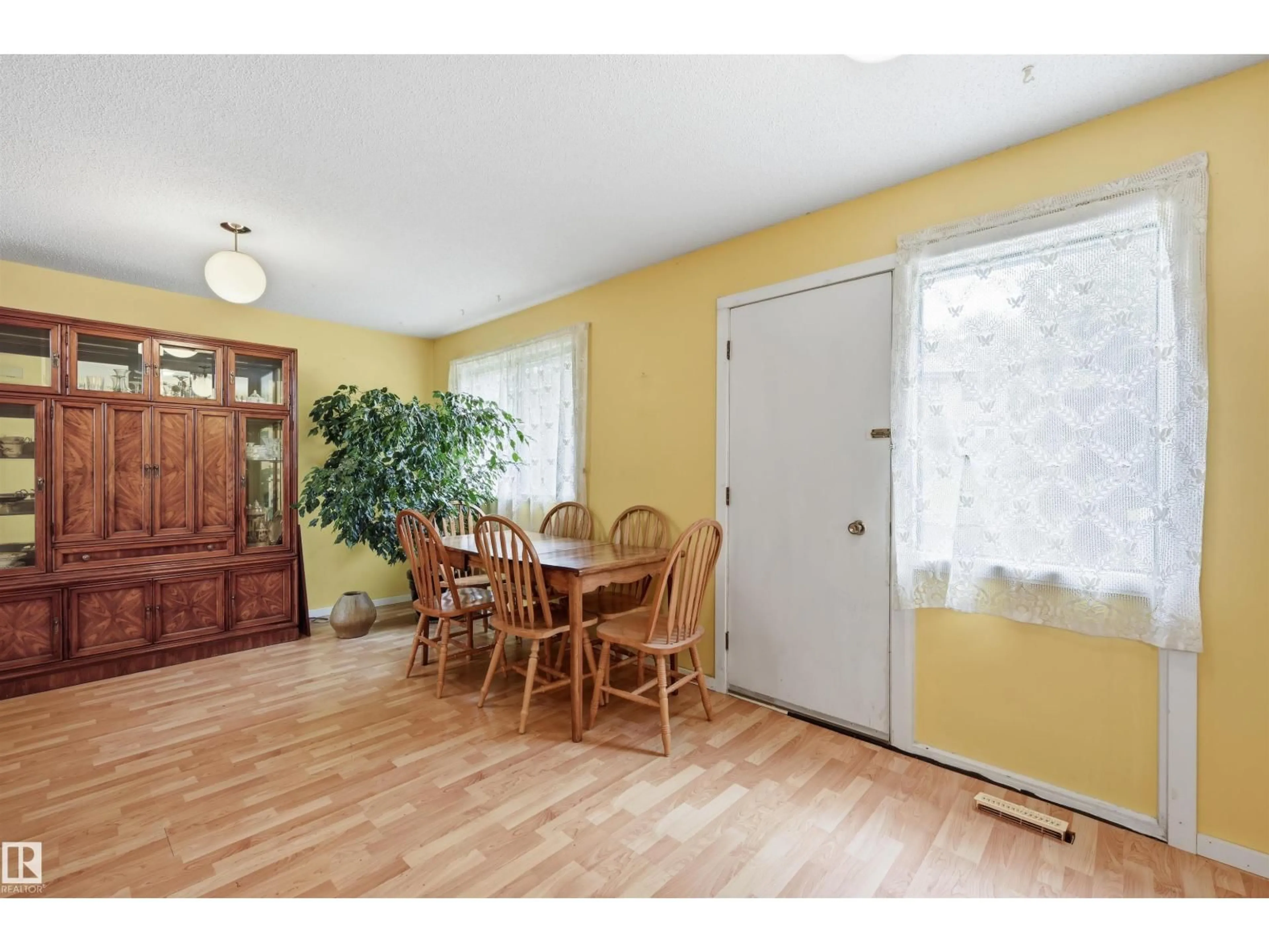 Dining room, wood/laminate floor for 155 GRANDIN VG, St. Albert Alberta T8N6C3