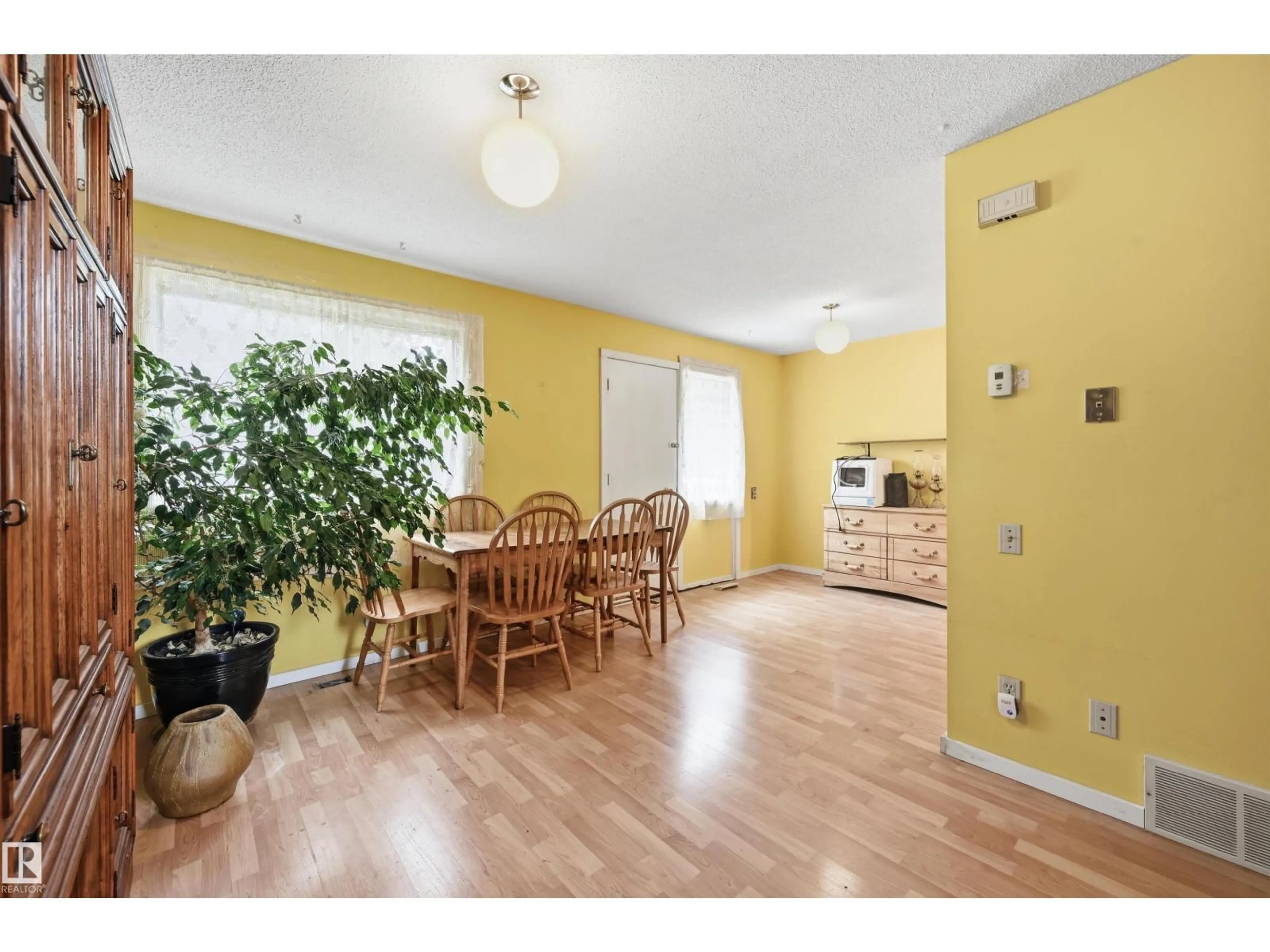 Dining room, wood/laminate floor for 155 GRANDIN VG, St. Albert Alberta T8N6C3