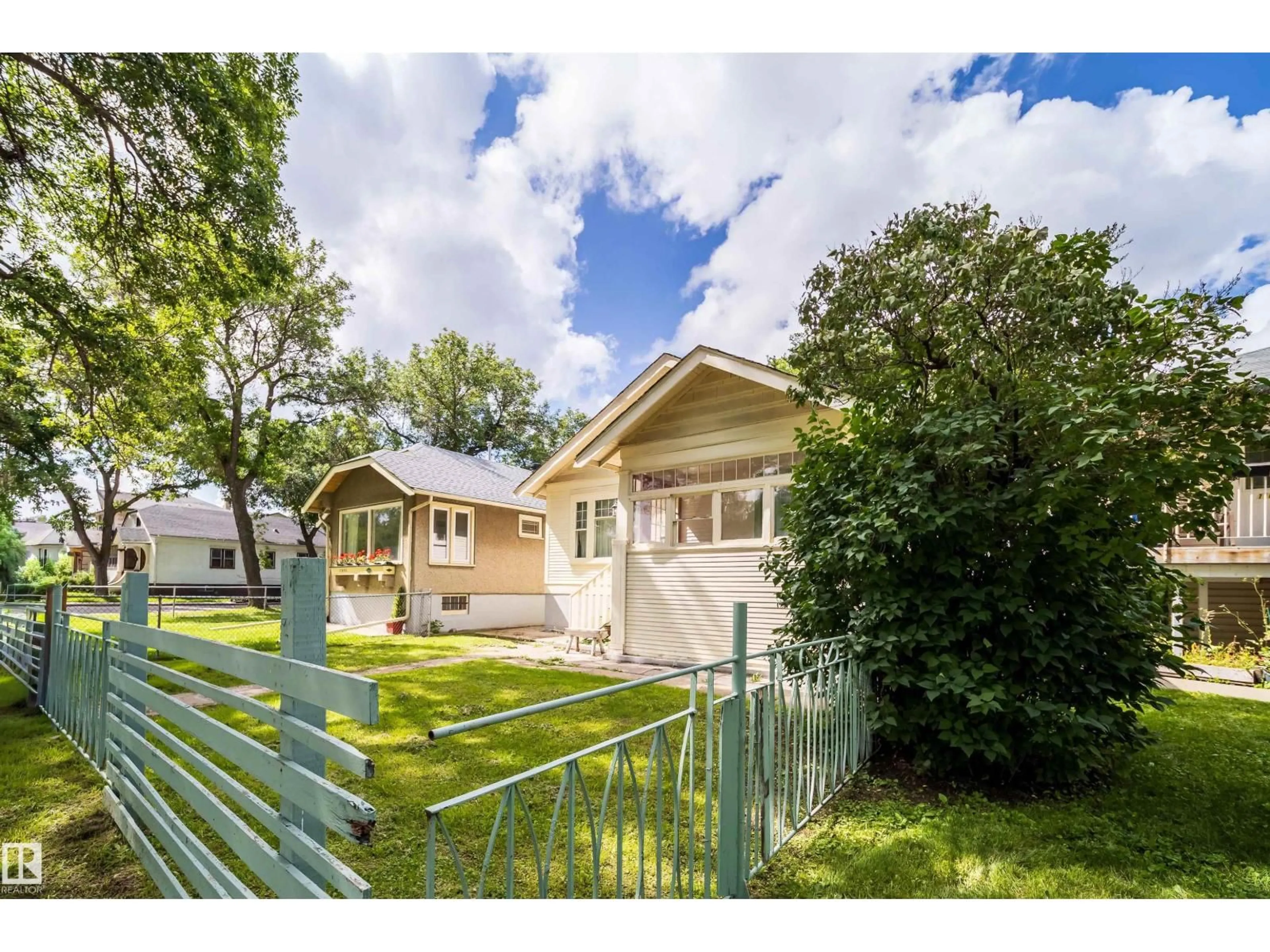 A pic from outside/outdoor area/front of a property/back of a property/a pic from drone, street for NW - 11604 97 ST, Edmonton Alberta T5G1X9