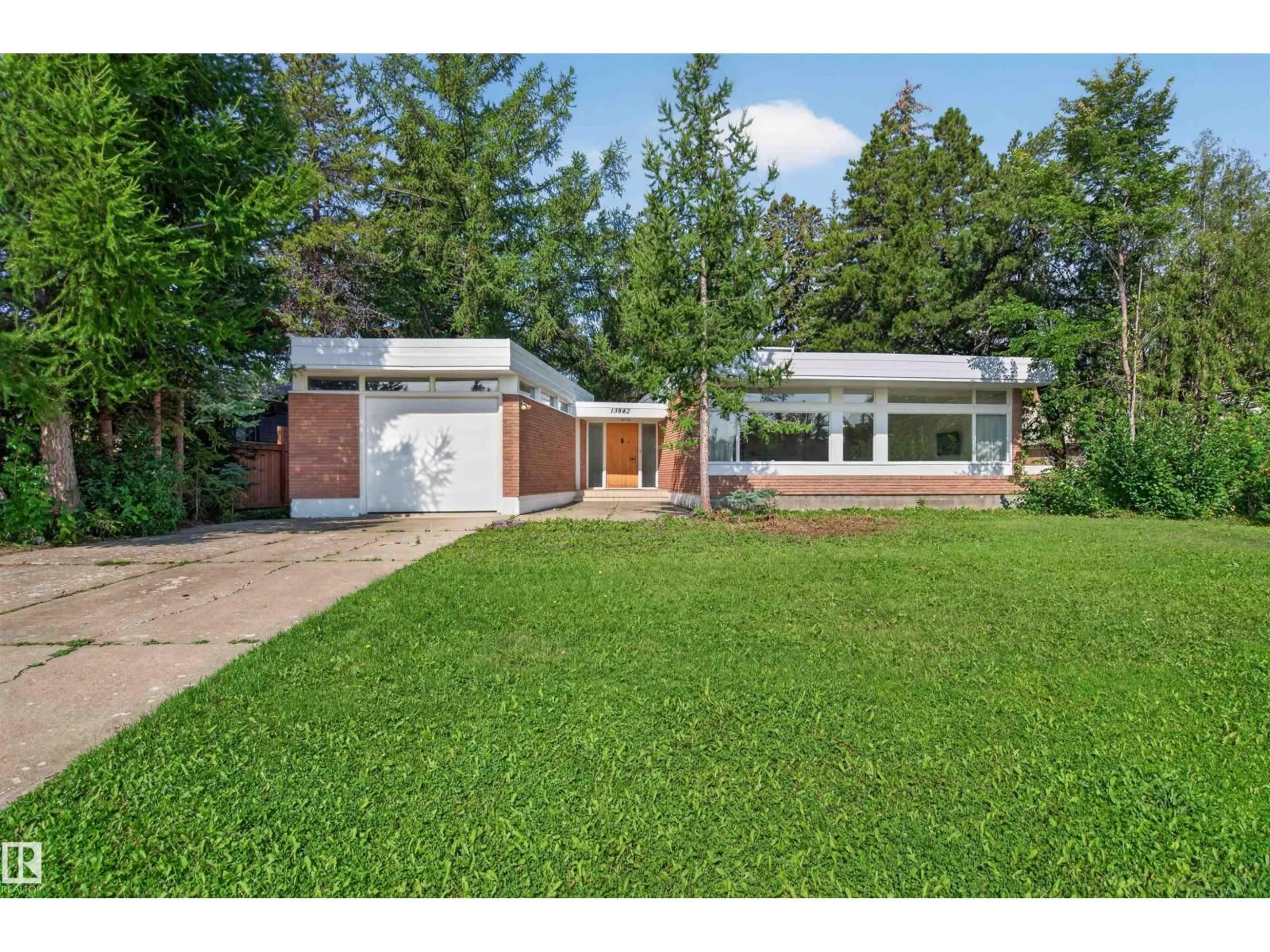 A pic from outside/outdoor area/front of a property/back of a property/a pic from drone, street for 13842 RAVINE DR, Edmonton Alberta T5N3M1