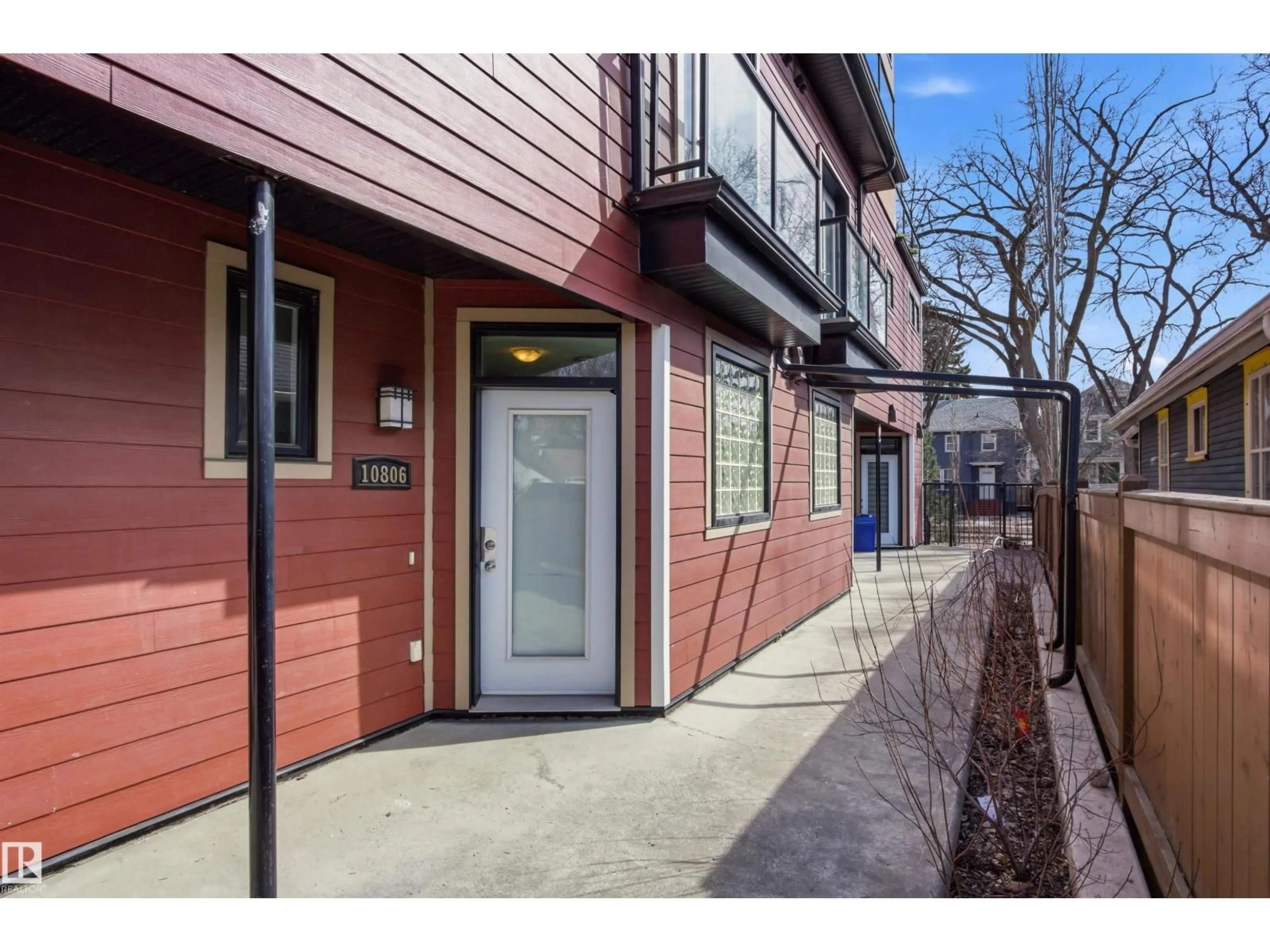 Indoor entryway for 10806 83 AV, Edmonton Alberta T6E2E7