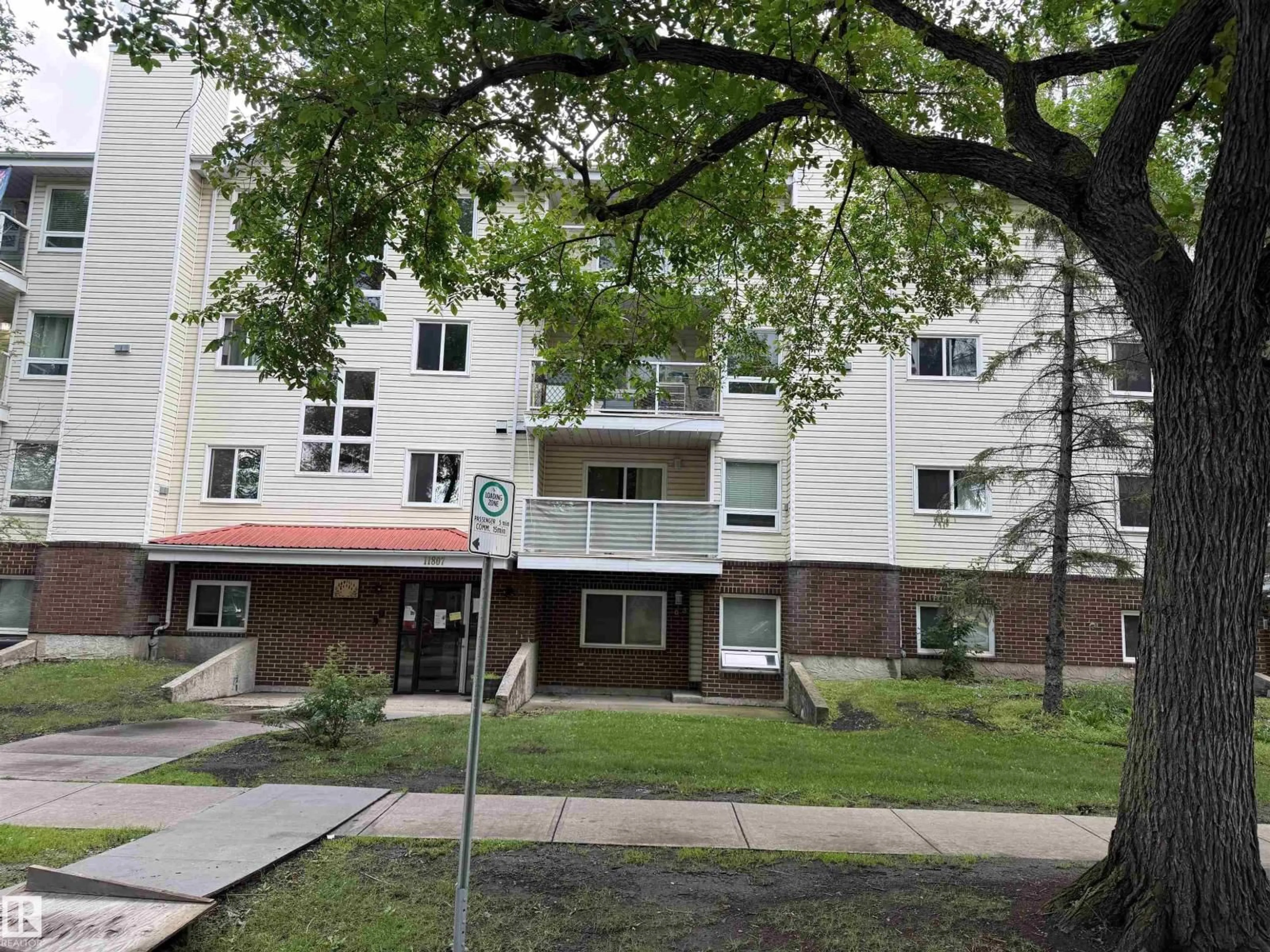 Patio, street for #203 - 11807 101 ST, Edmonton Alberta T5G2B6