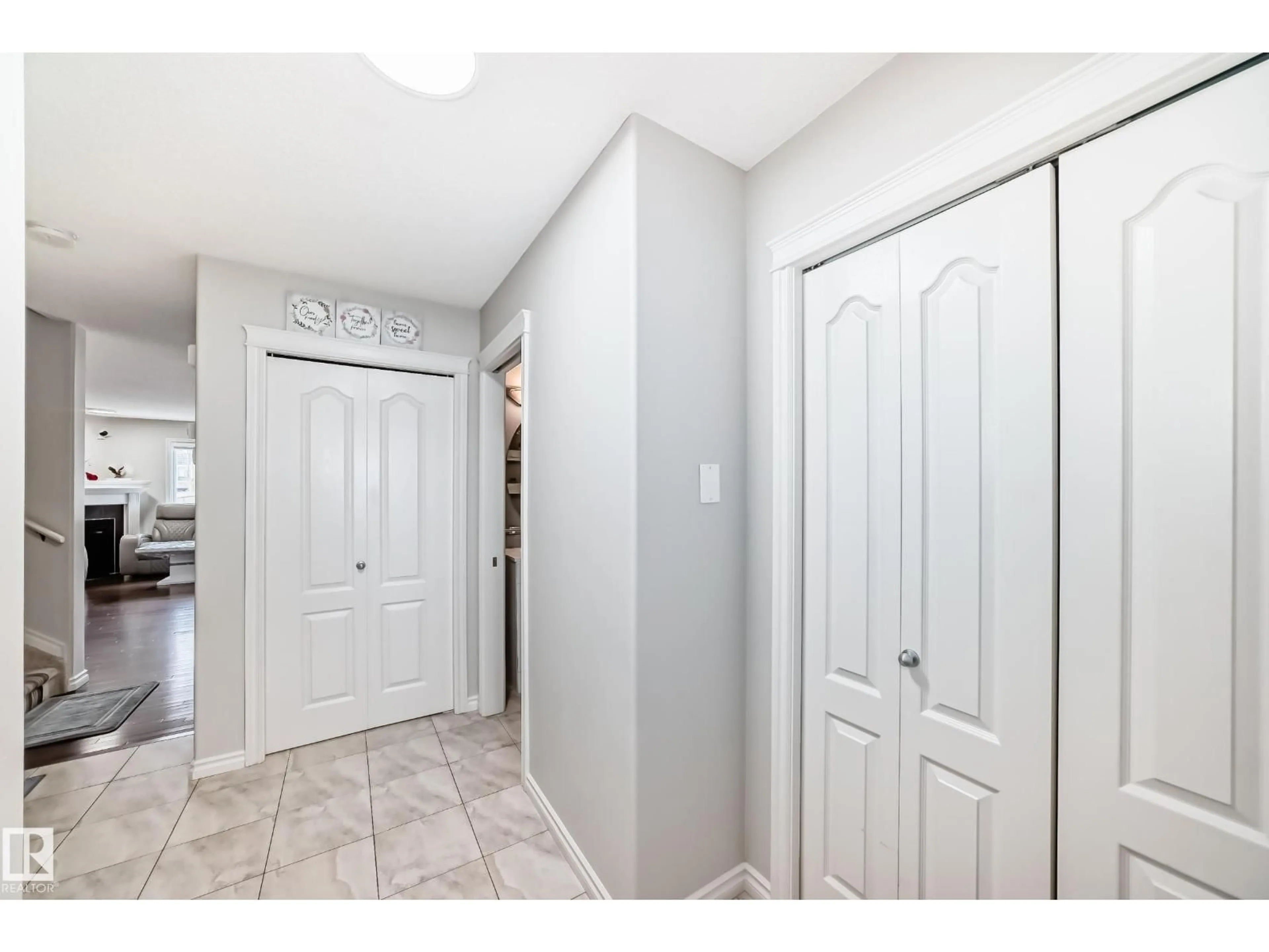 Indoor entryway for SW - 6419 18 AV, Edmonton Alberta T6X0M9