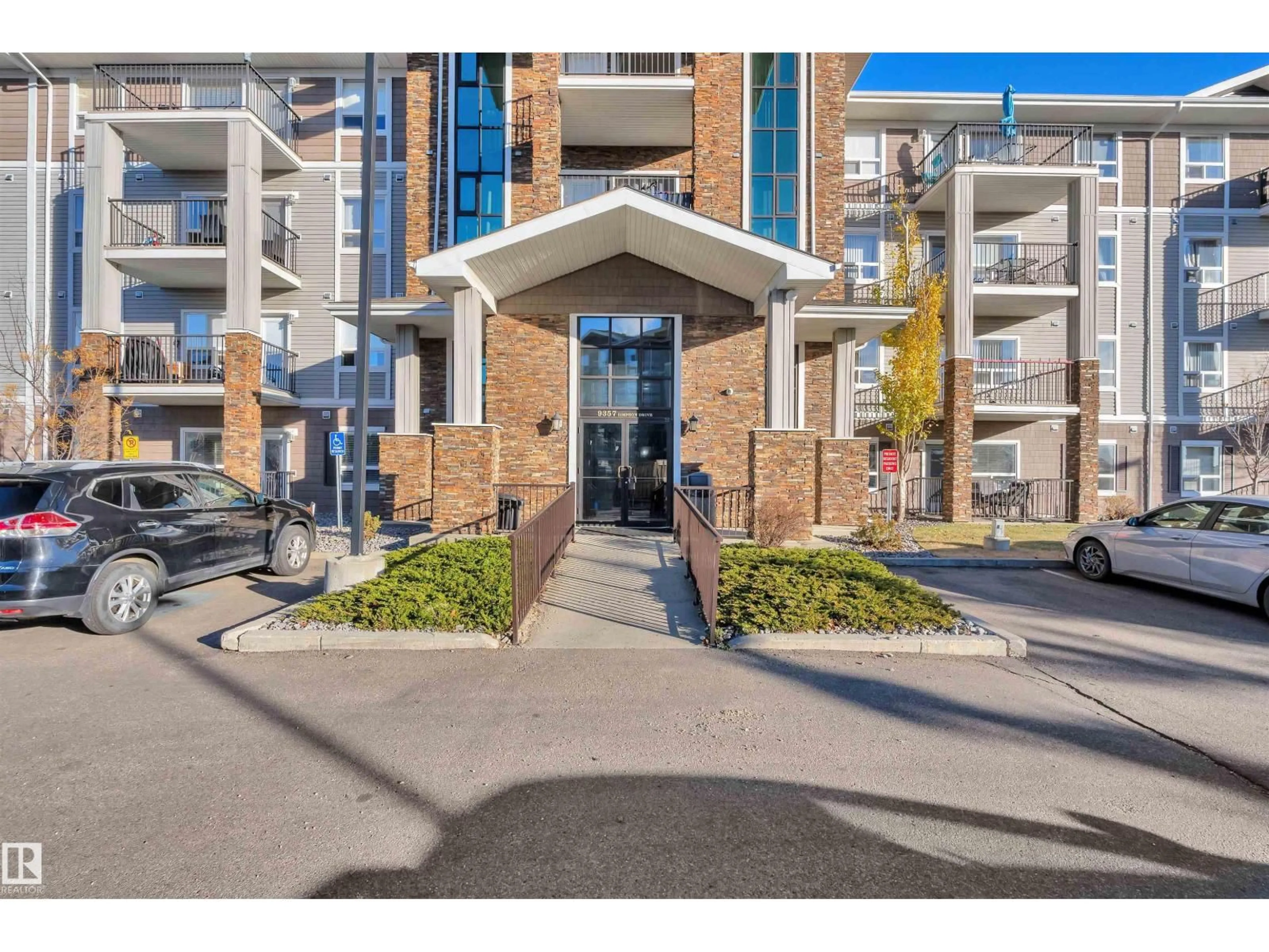 Indoor foyer for 9357 - 2115 SIMPSON DR, Edmonton Alberta T6R0N3