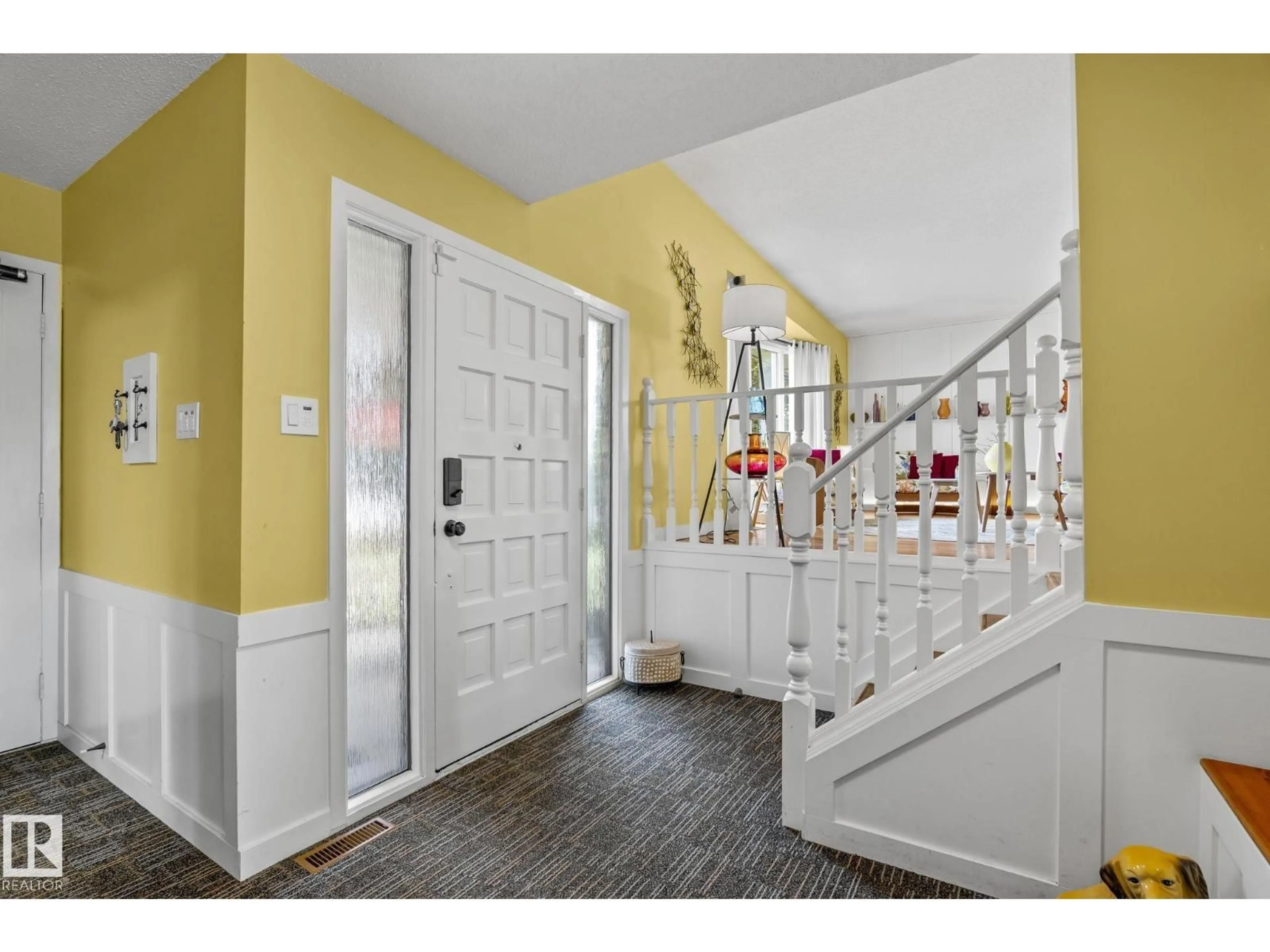 Indoor entryway for NW - 4111 131 AV, Edmonton Alberta T5A2S6