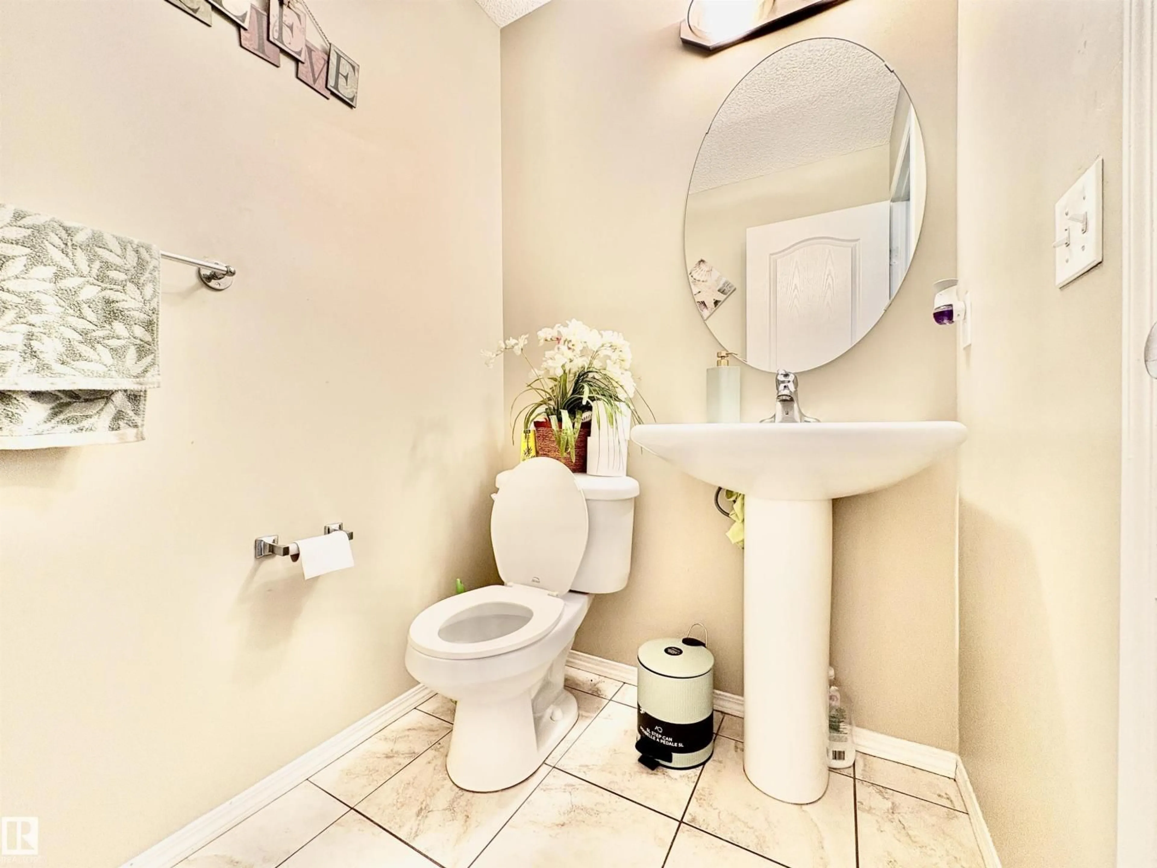 Standard bathroom, ceramic/tile floor for 1824 RUTHERFORD RD, Edmonton Alberta T6W0Z8
