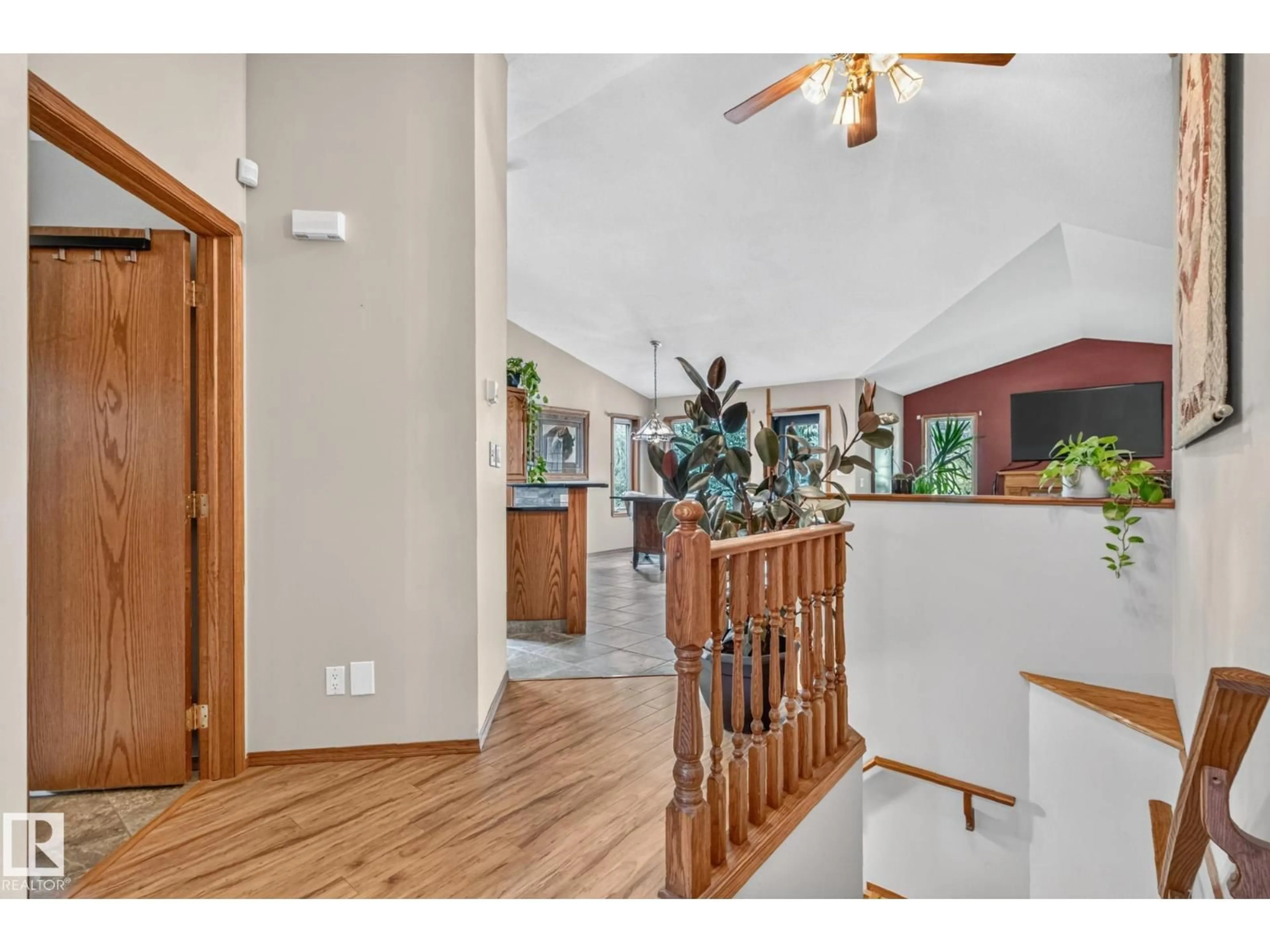 Indoor foyer for 51350 - 133 RGE ROAD 224, Rural Strathcona County Alberta T8C1H3