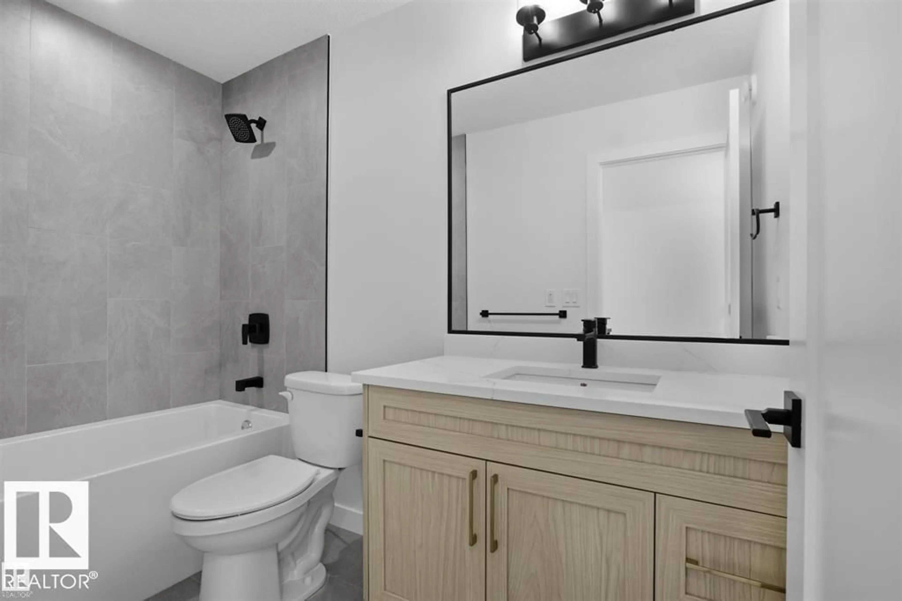 Standard bathroom, ceramic/tile floor for 3304 CHICKADEE DR, Edmonton Alberta T5S0V5