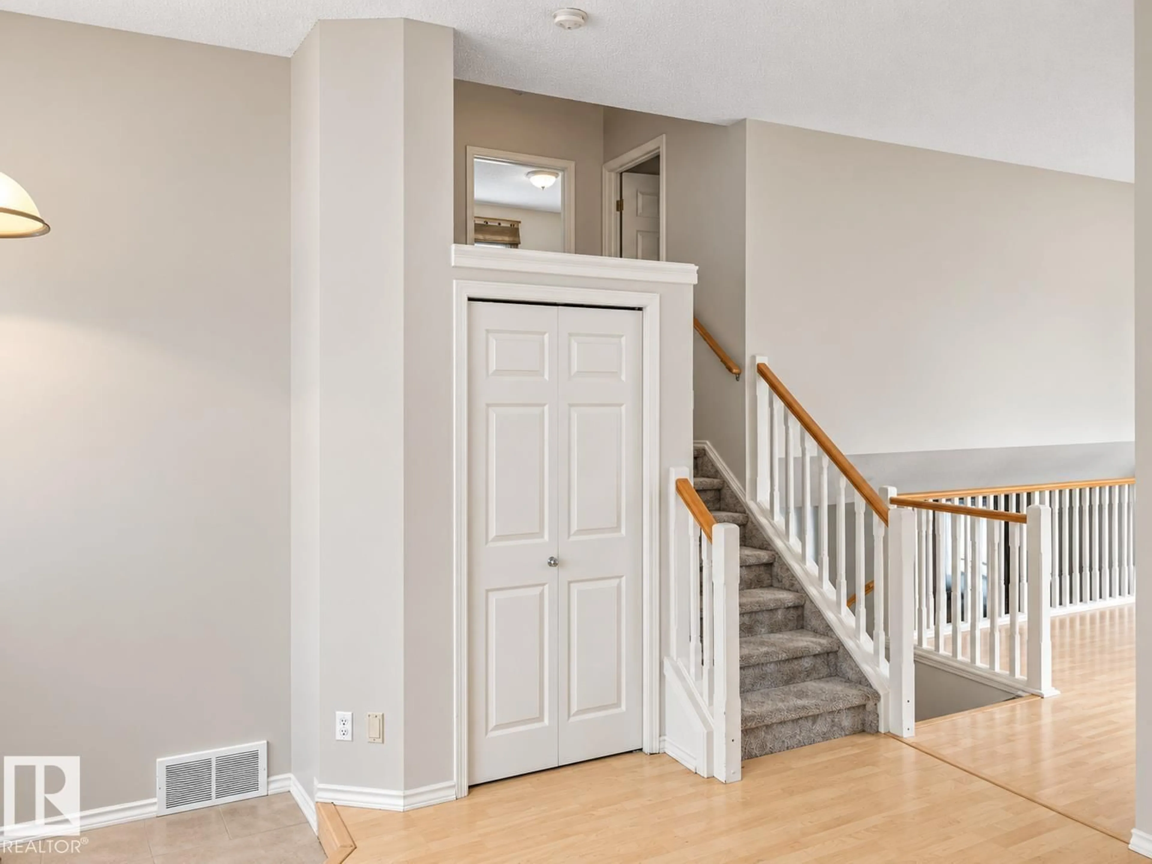Indoor entryway for 507 WISEMAN LN, Edmonton Alberta T6T1N5