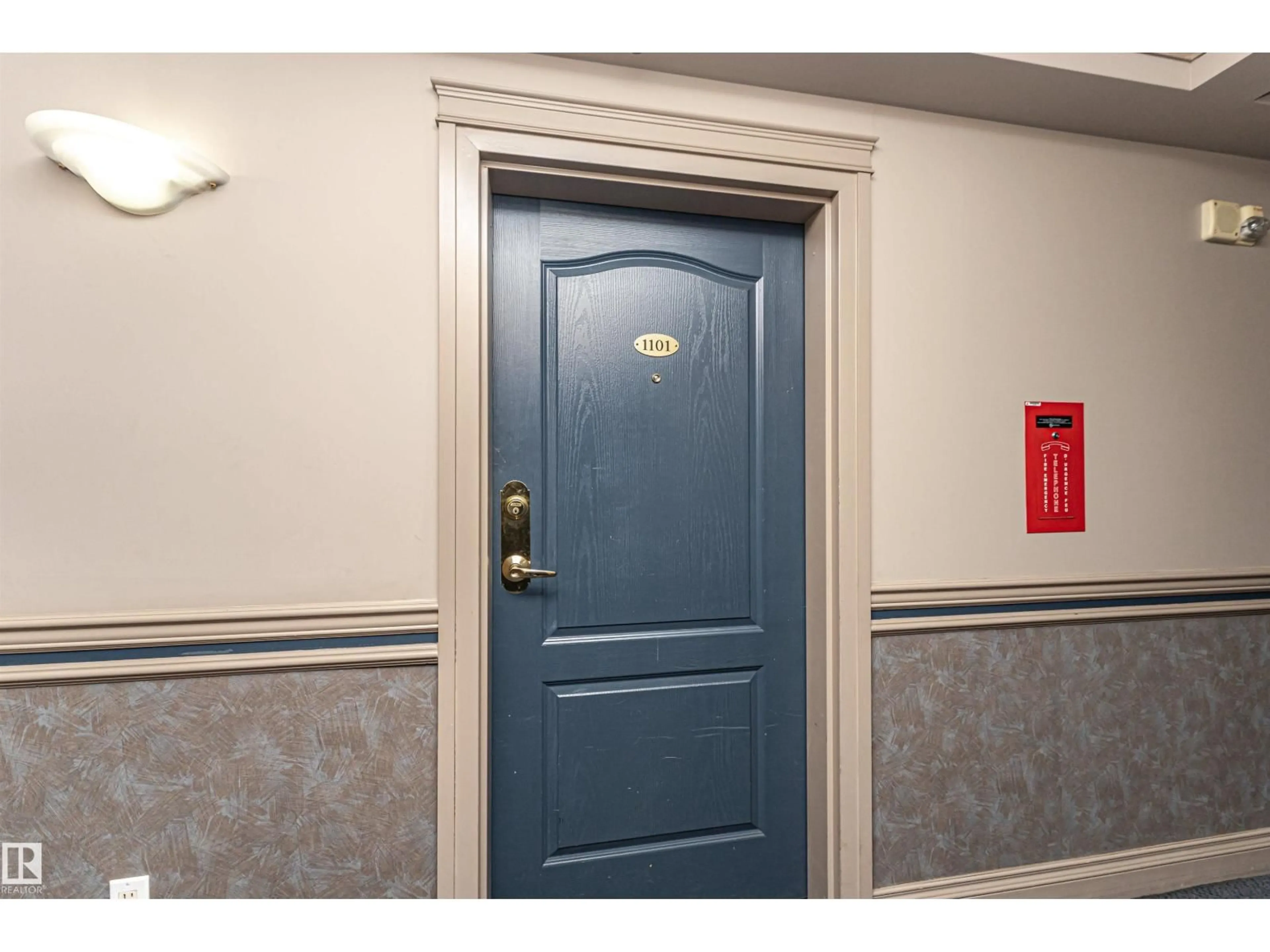 Indoor foyer for 10909 - 1101 103 AV, Edmonton Alberta T5K2W7