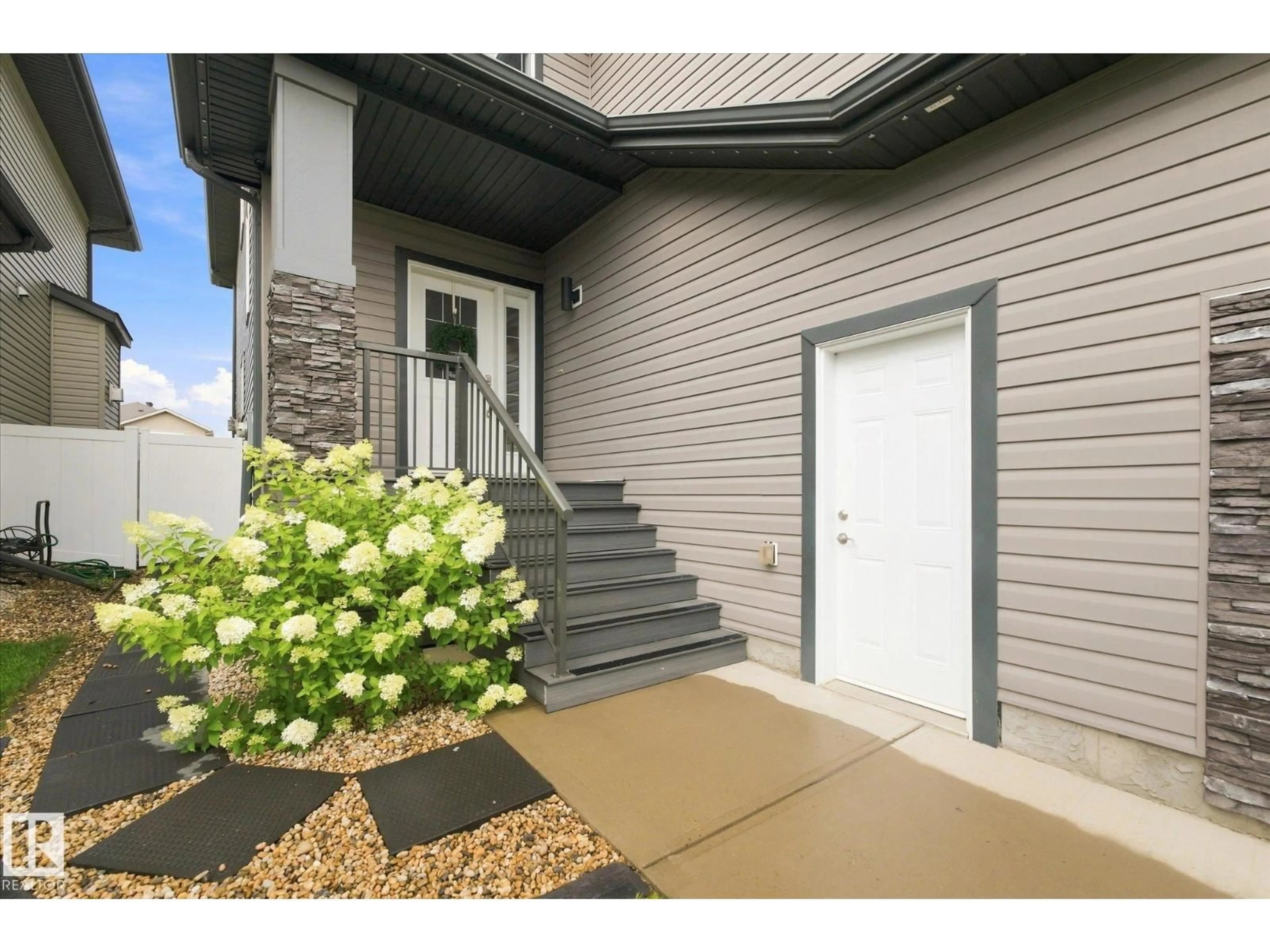 Indoor entryway for 182 WOODHILL LN, Fort Saskatchewan Alberta T8L0L5