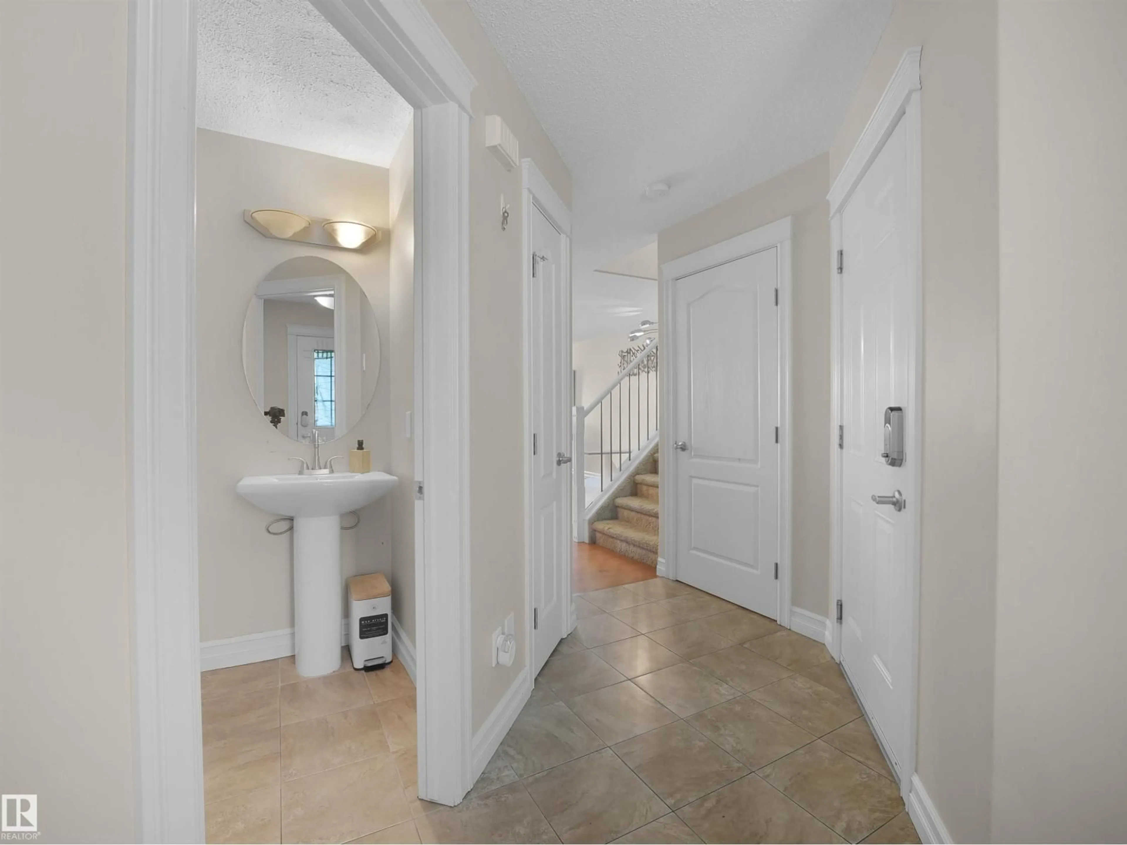 Indoor entryway for 17127 126 ST, Edmonton Alberta T5X0E6