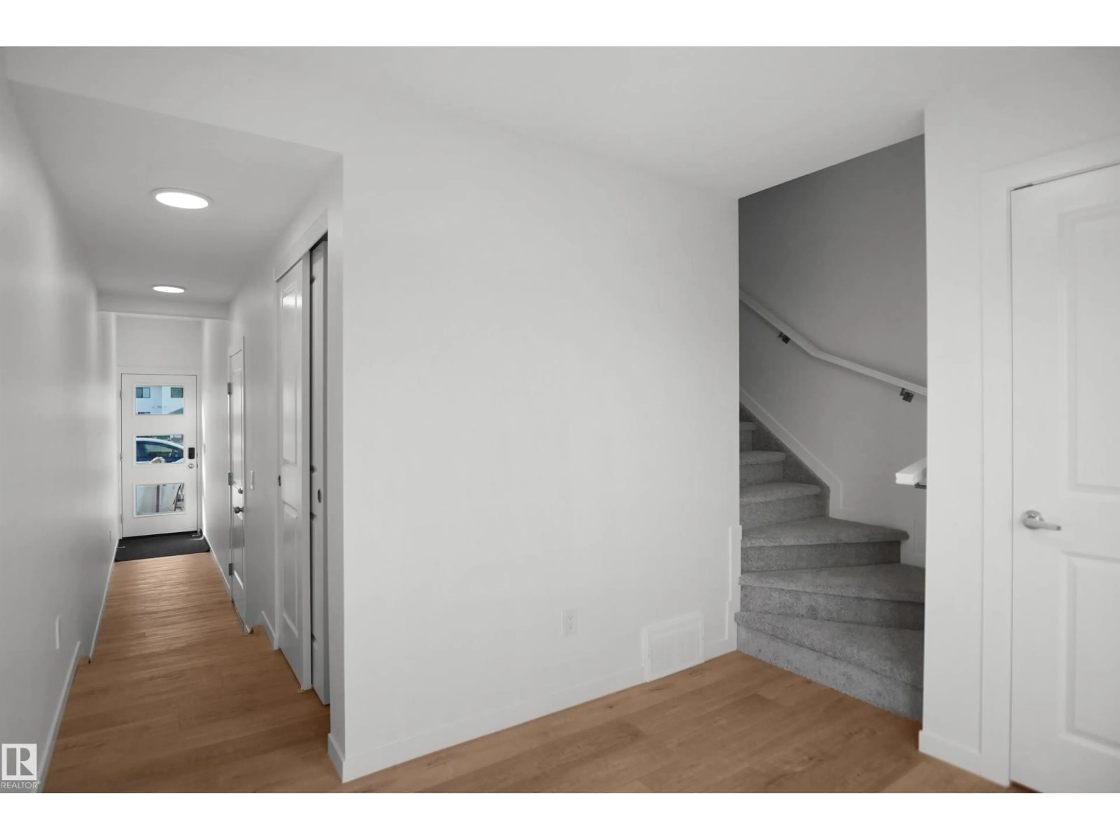 Indoor foyer for 1423 9 ST, Edmonton Alberta T6T2N8