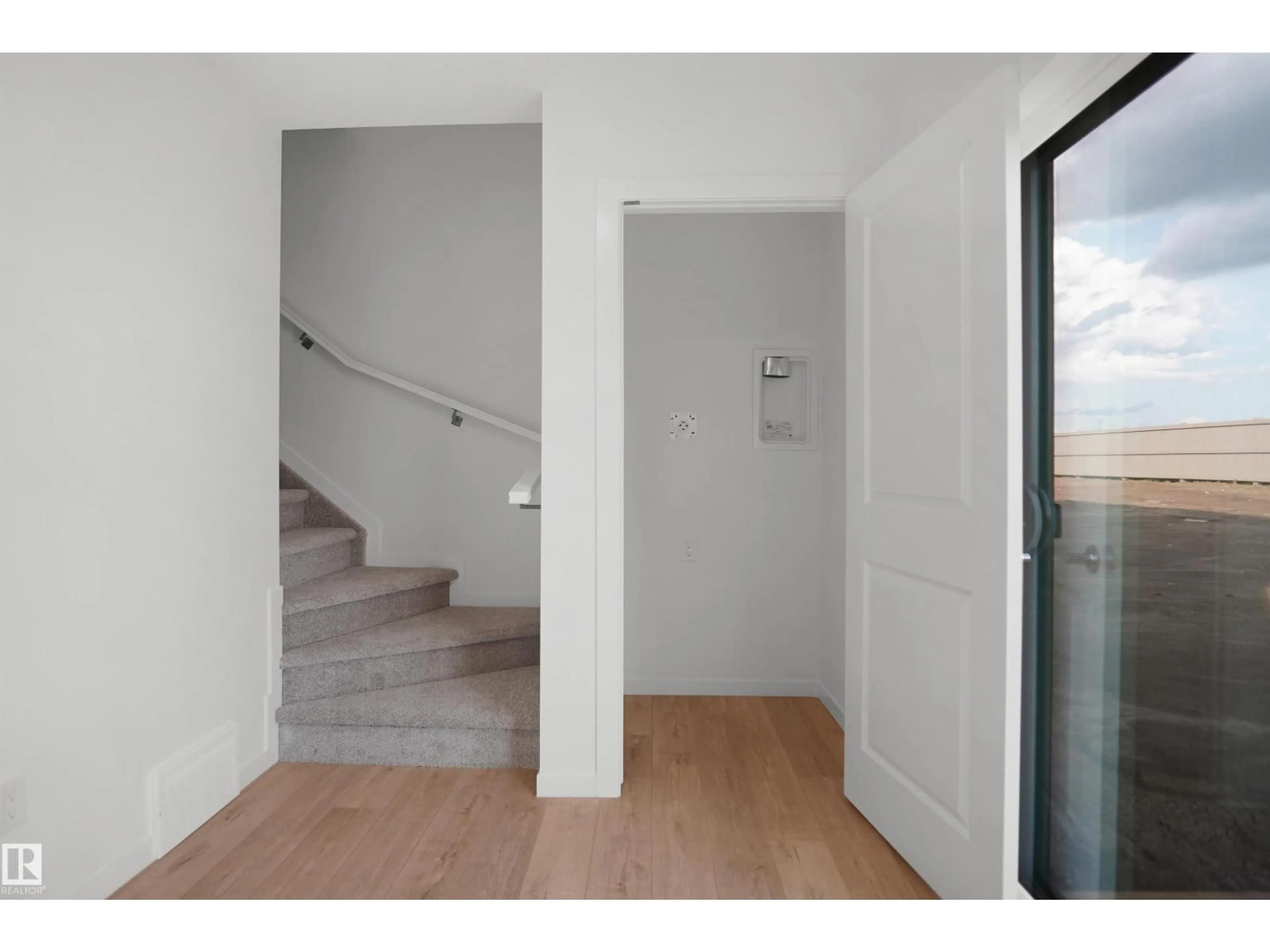 Stairs for 1423 9 ST, Edmonton Alberta T6T2N8