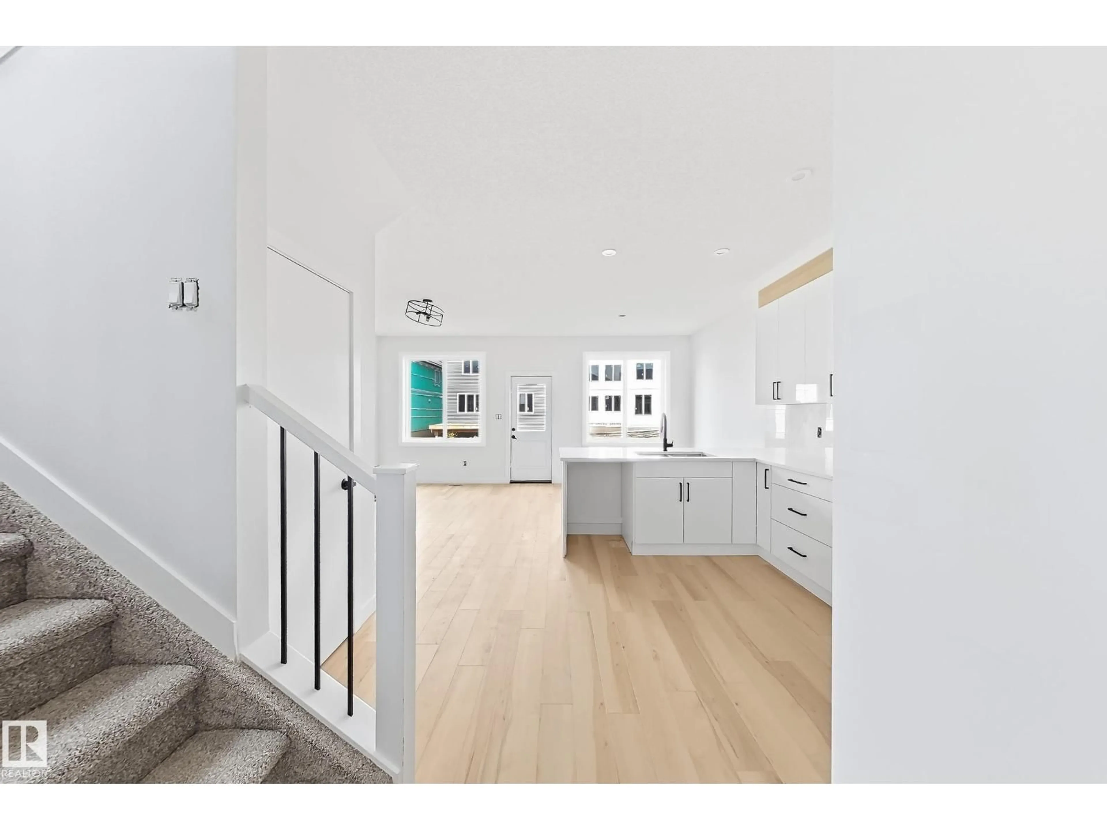 Indoor foyer for 13118 186 AV, Edmonton Alberta T6V0N3