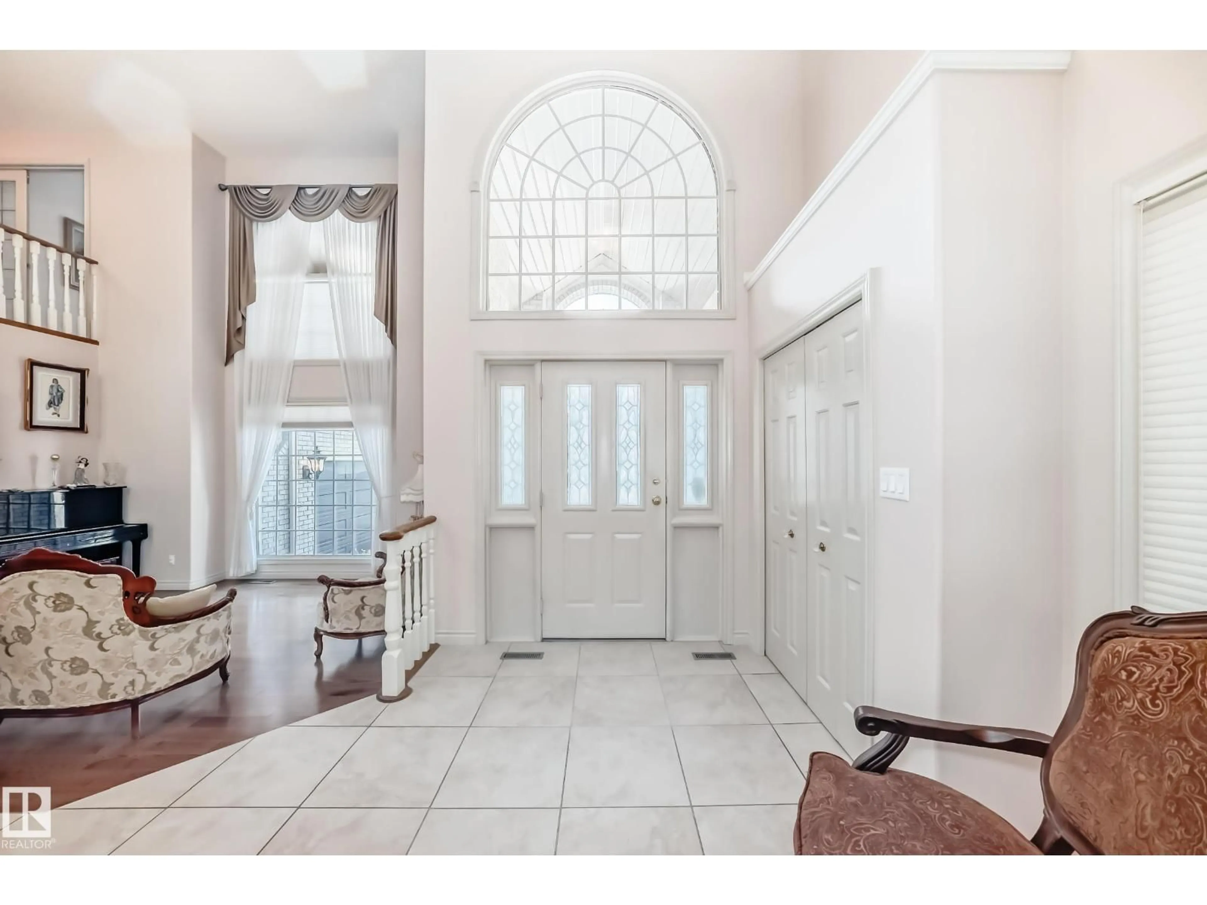 Indoor entryway for 17416 53 AV, Edmonton Alberta T6M1C4
