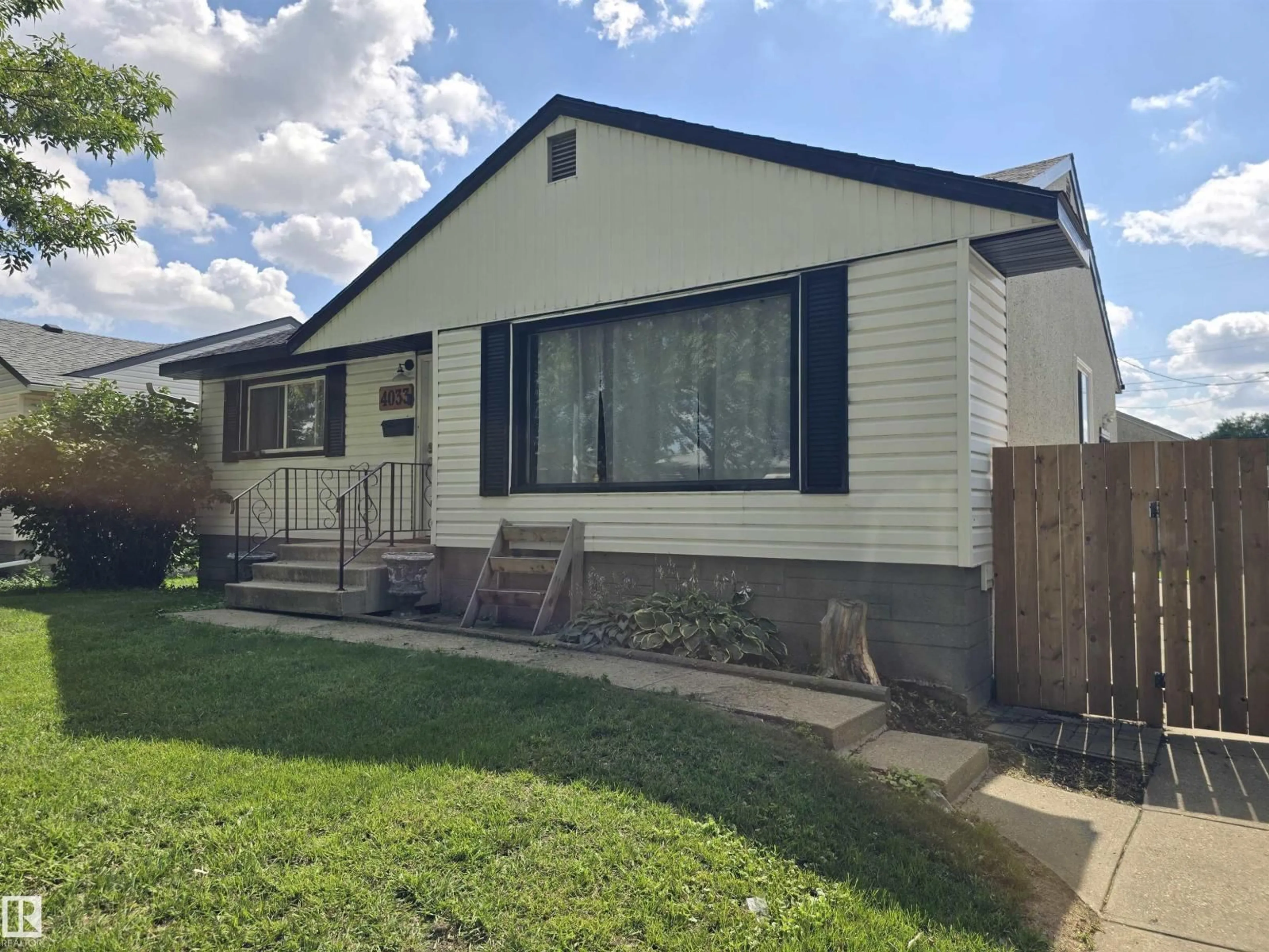Home with vinyl exterior material, street for 4033 117 AV, Edmonton Alberta T5W0Y1
