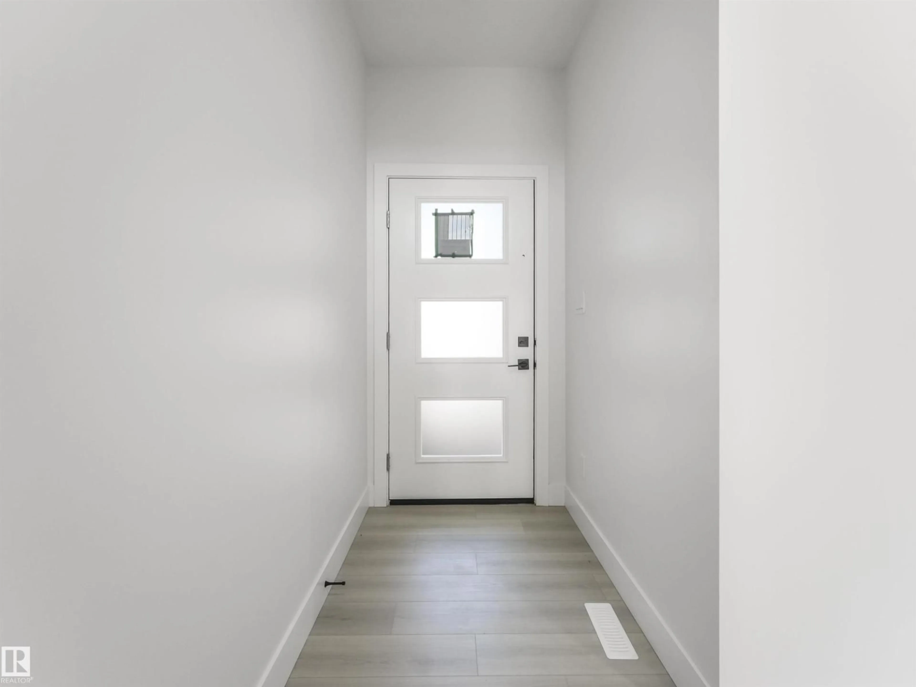 Indoor entryway for 760 32 STREET, Edmonton Alberta T6X3M5