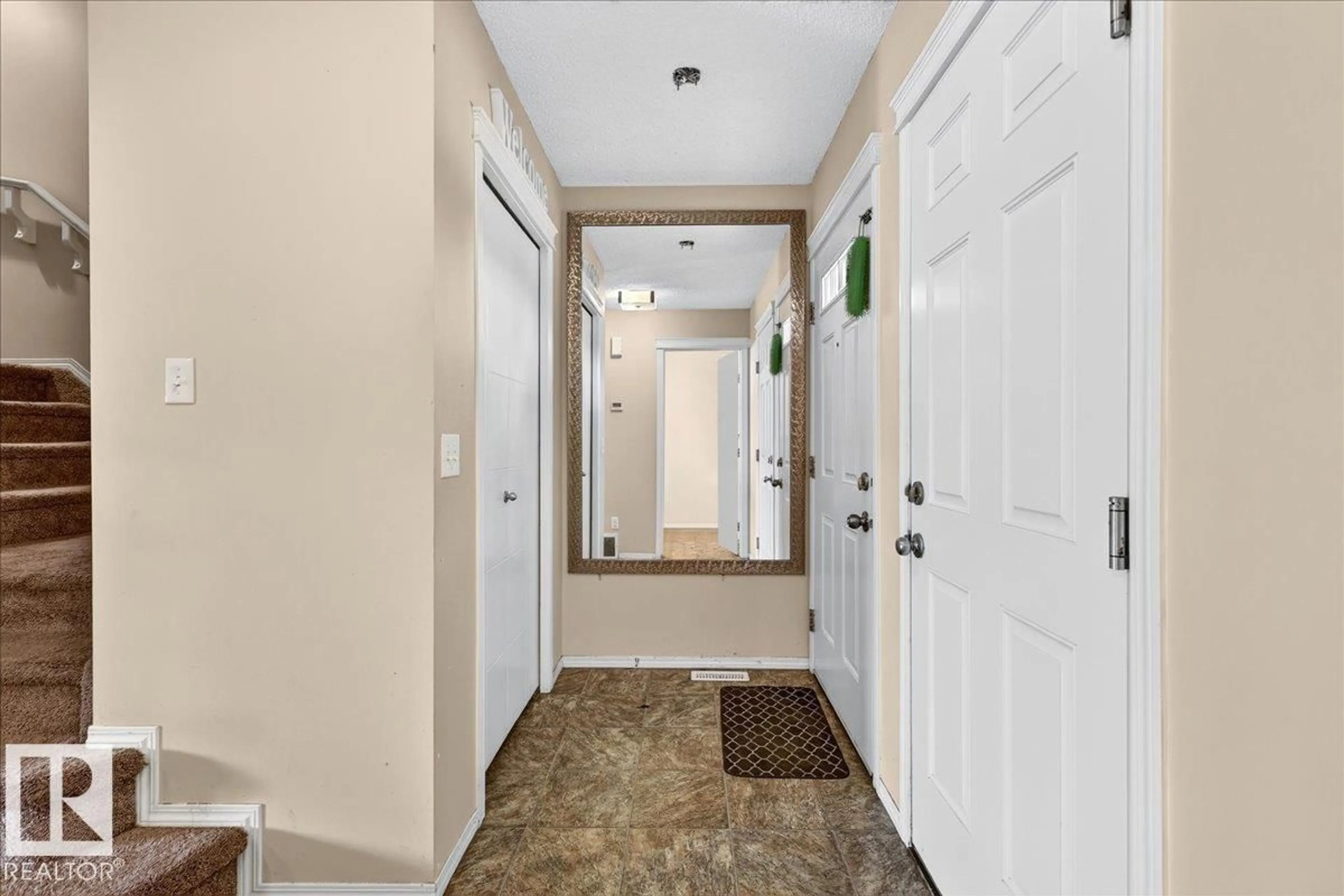 Indoor entryway for NW - 1529 26 AVE, Edmonton Alberta T6T0W2