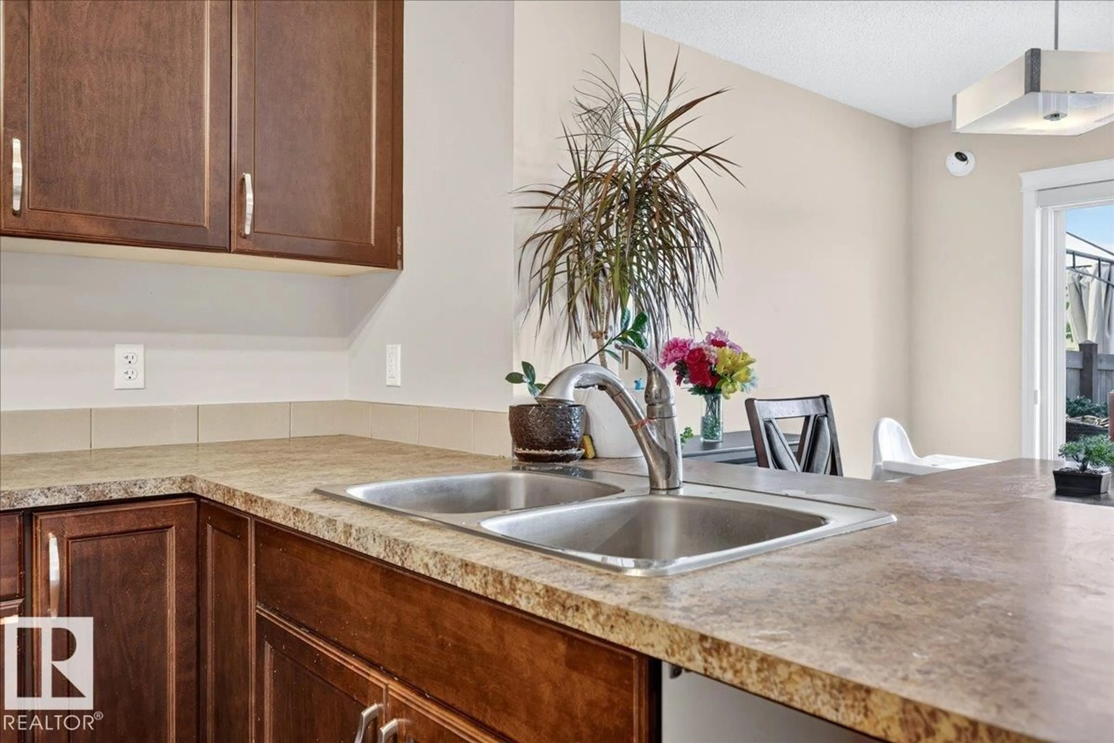 Standard kitchen, ceramic/tile floor for NW - 1529 26 AVE, Edmonton Alberta T6T0W2