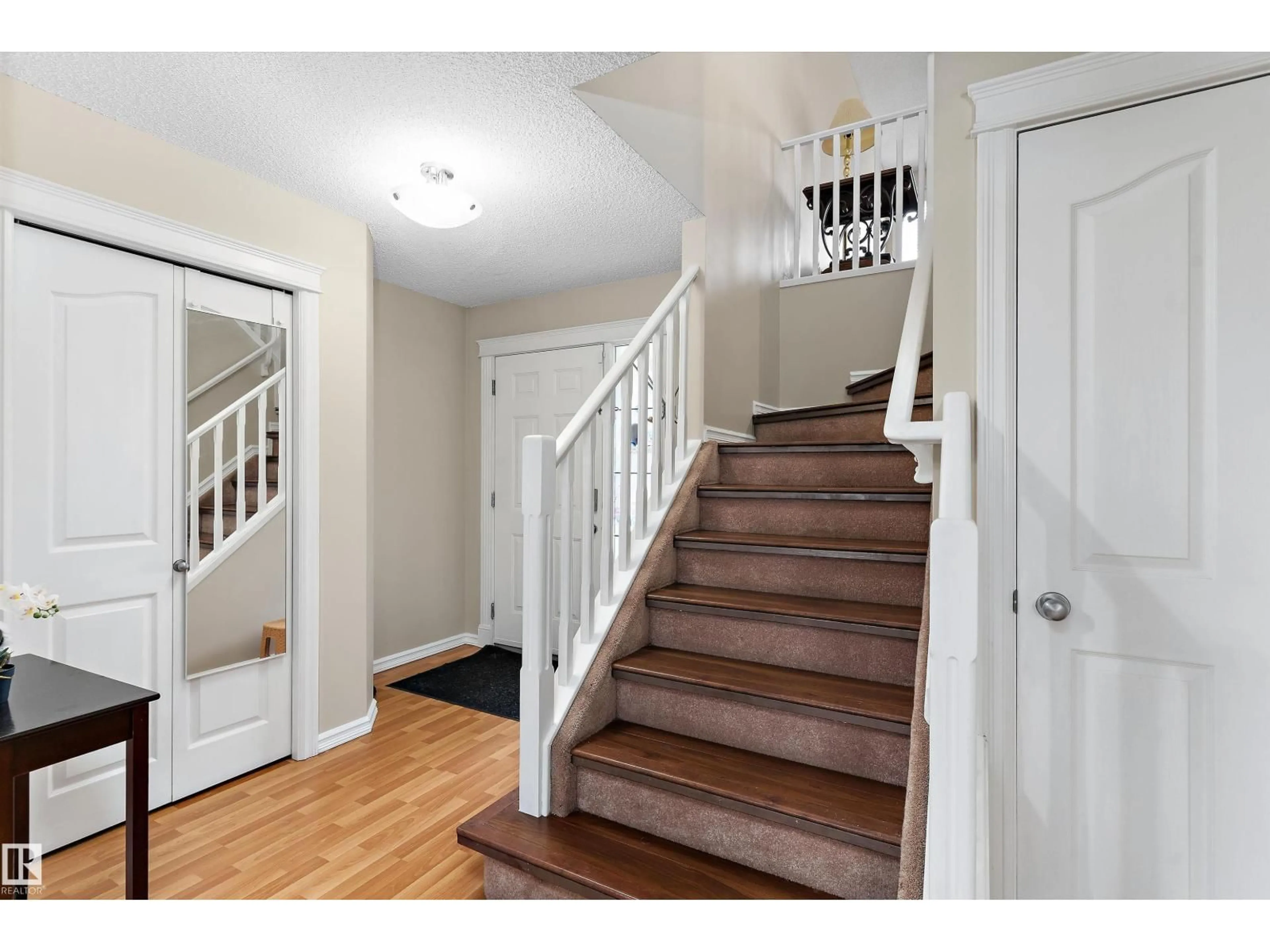 Indoor entryway for SW - 8521 8 AV, Edmonton Alberta T6X1G6