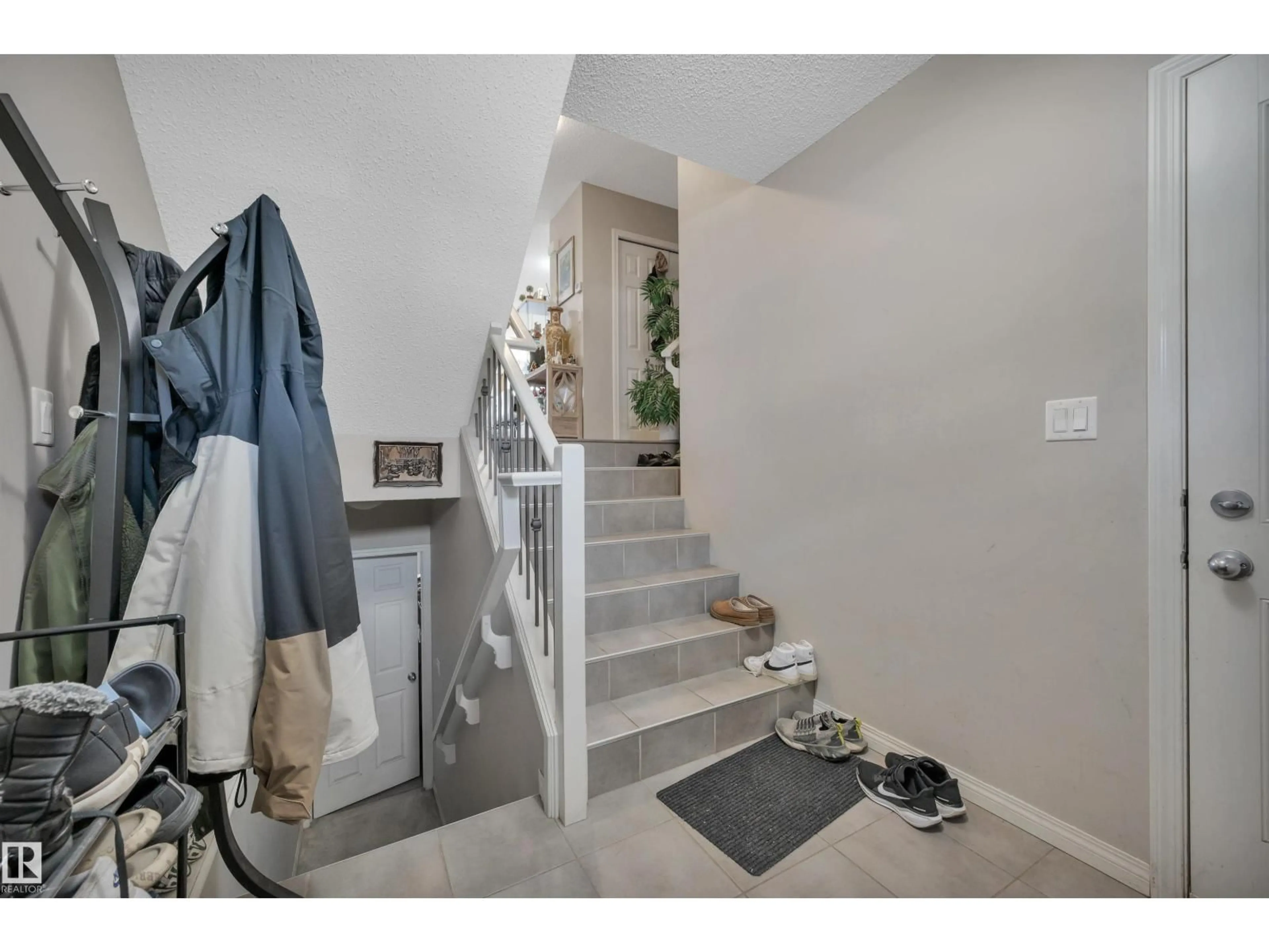 Indoor entryway for 7503 GETTY GATE GA, Edmonton Alberta T5T4S8