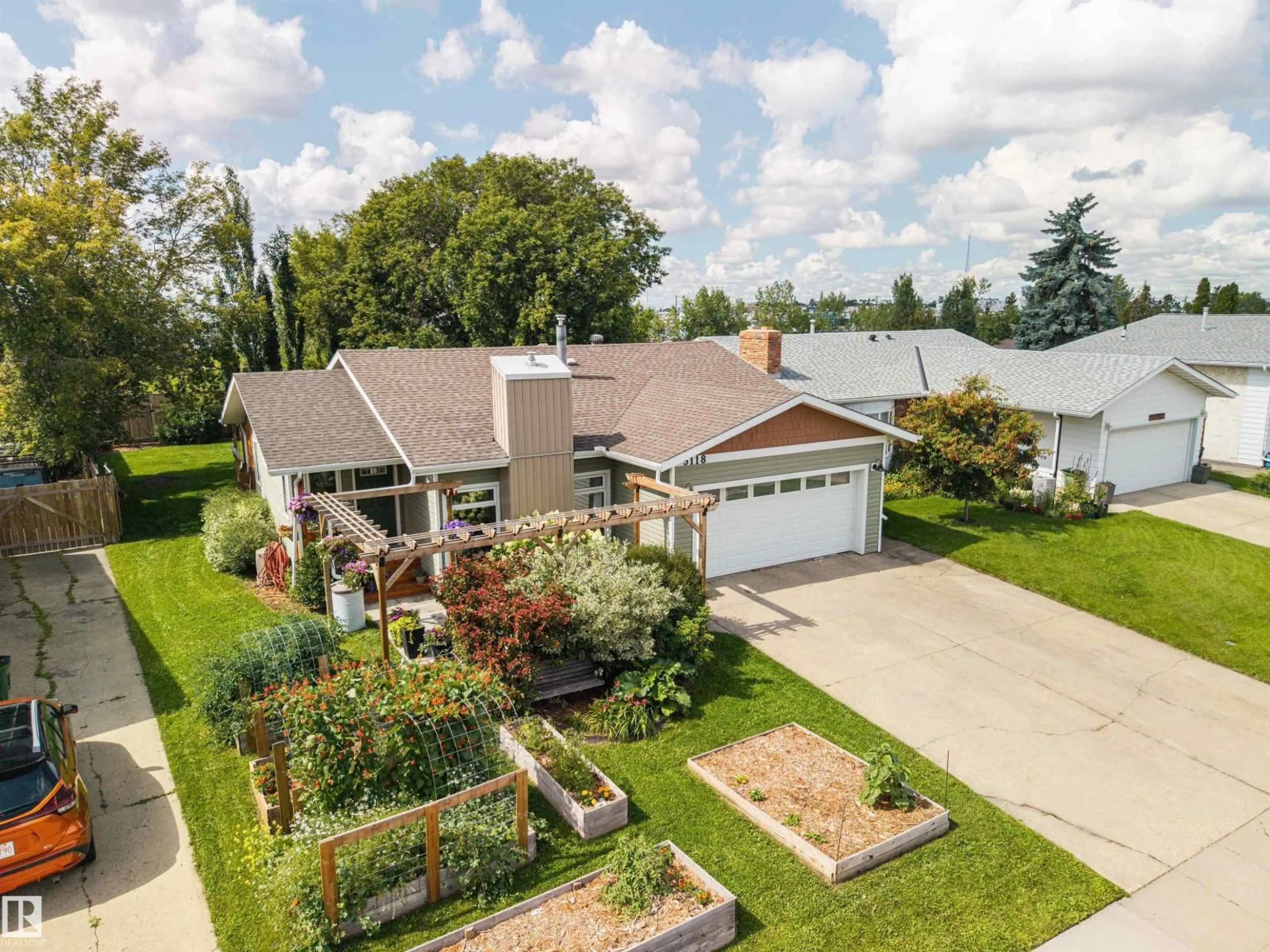 A pic from outside/outdoor area/front of a property/back of a property/a pic from drone, water/lake/river/ocean view for NW - 3118 89 ST, Edmonton Alberta T6K2Z4
