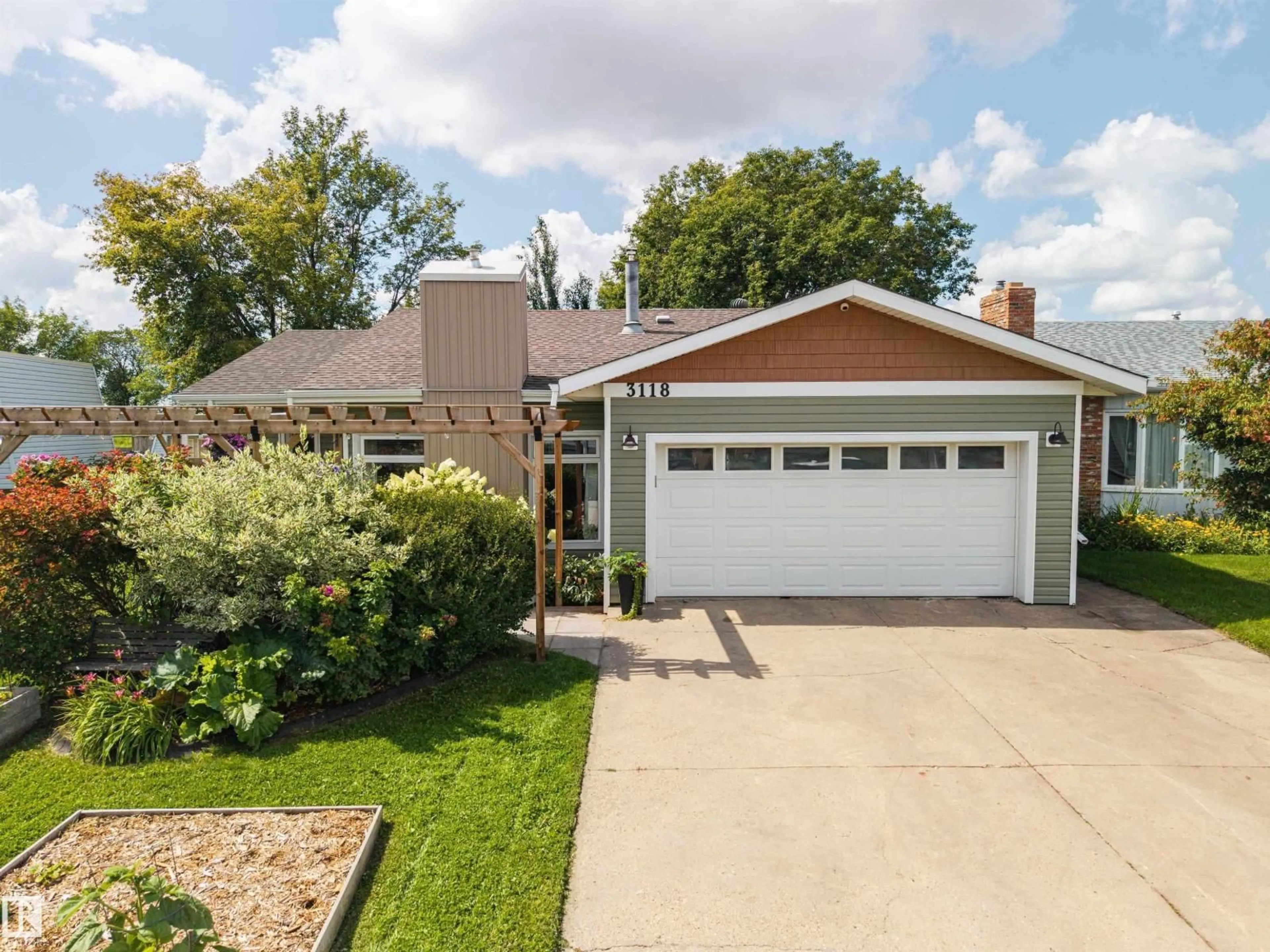 Home with vinyl exterior material, street for NW - 3118 89 ST, Edmonton Alberta T6K2Z4