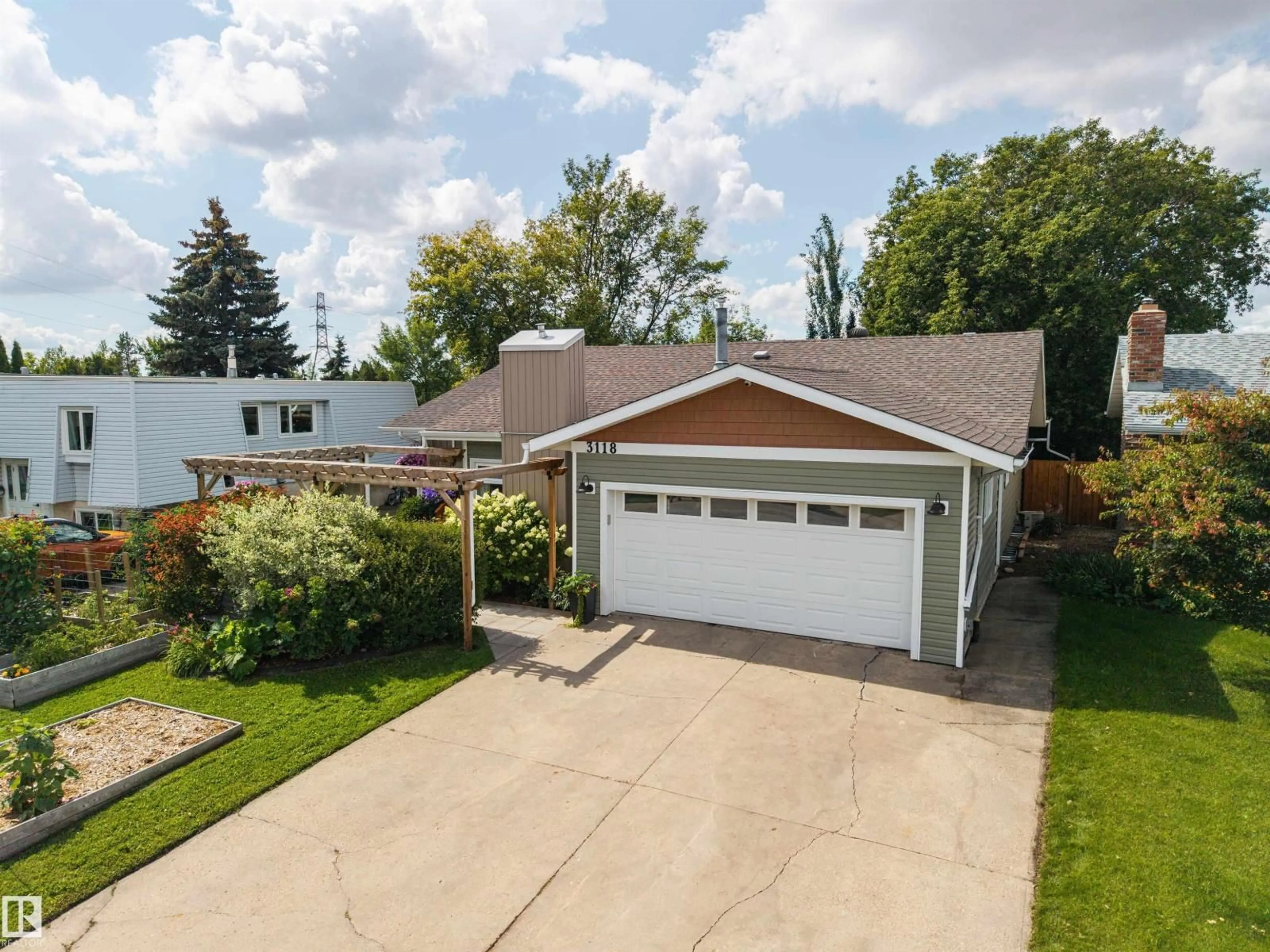 A pic from outside/outdoor area/front of a property/back of a property/a pic from drone, street for NW - 3118 89 ST, Edmonton Alberta T6K2Z4