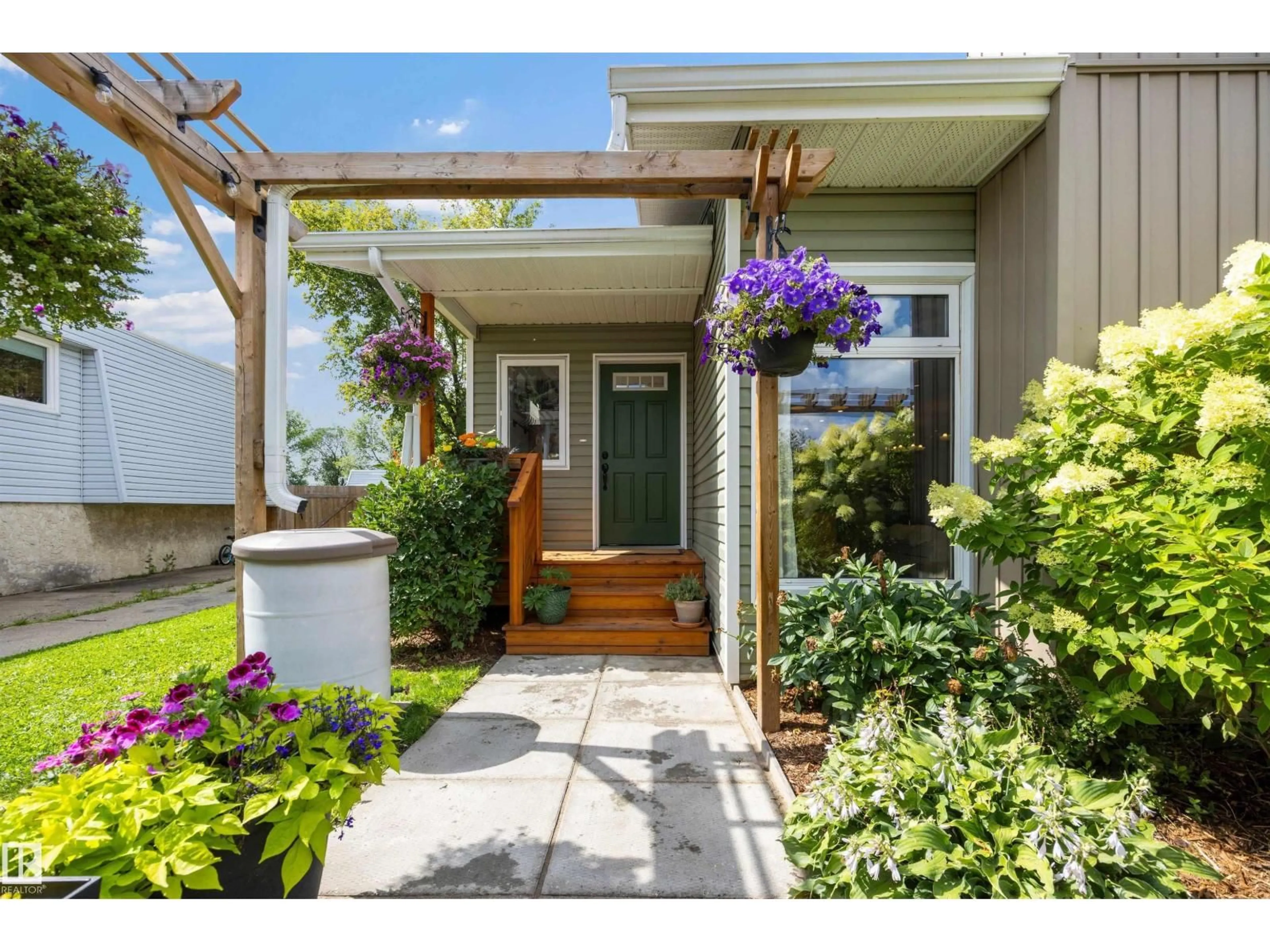 Indoor entryway for NW - 3118 89 ST, Edmonton Alberta T6K2Z4