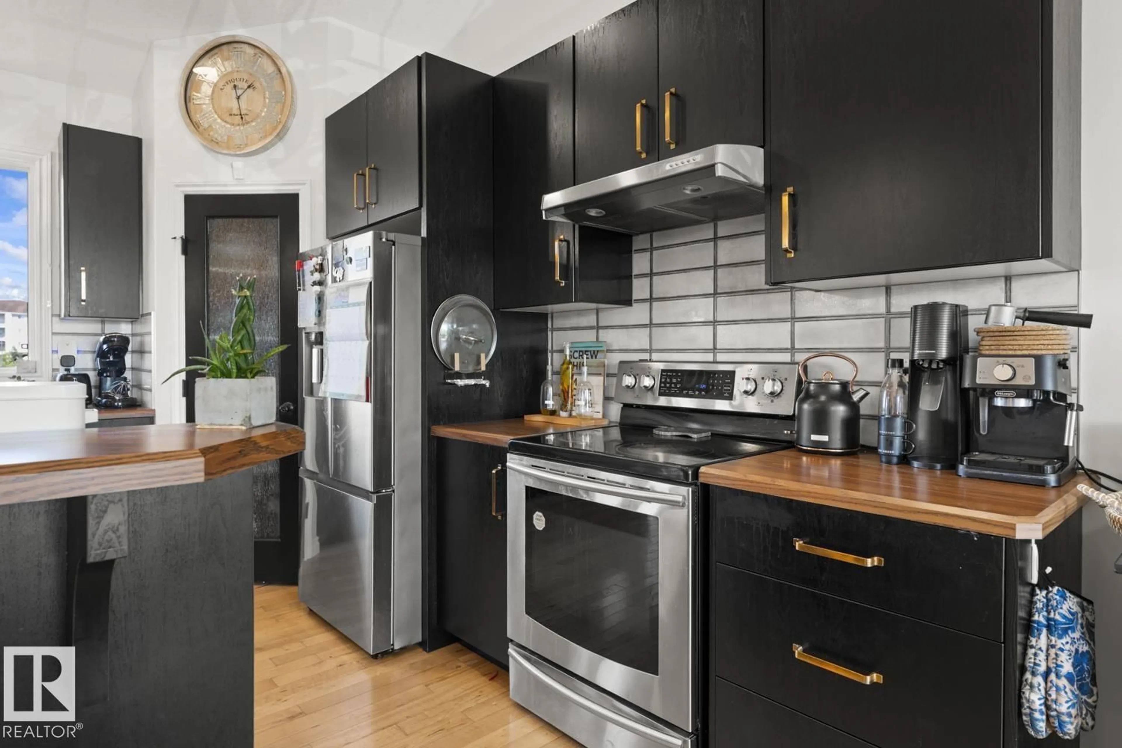 Contemporary kitchen, unknown for 4804 64 AV, Cold Lake Alberta T9M0A9