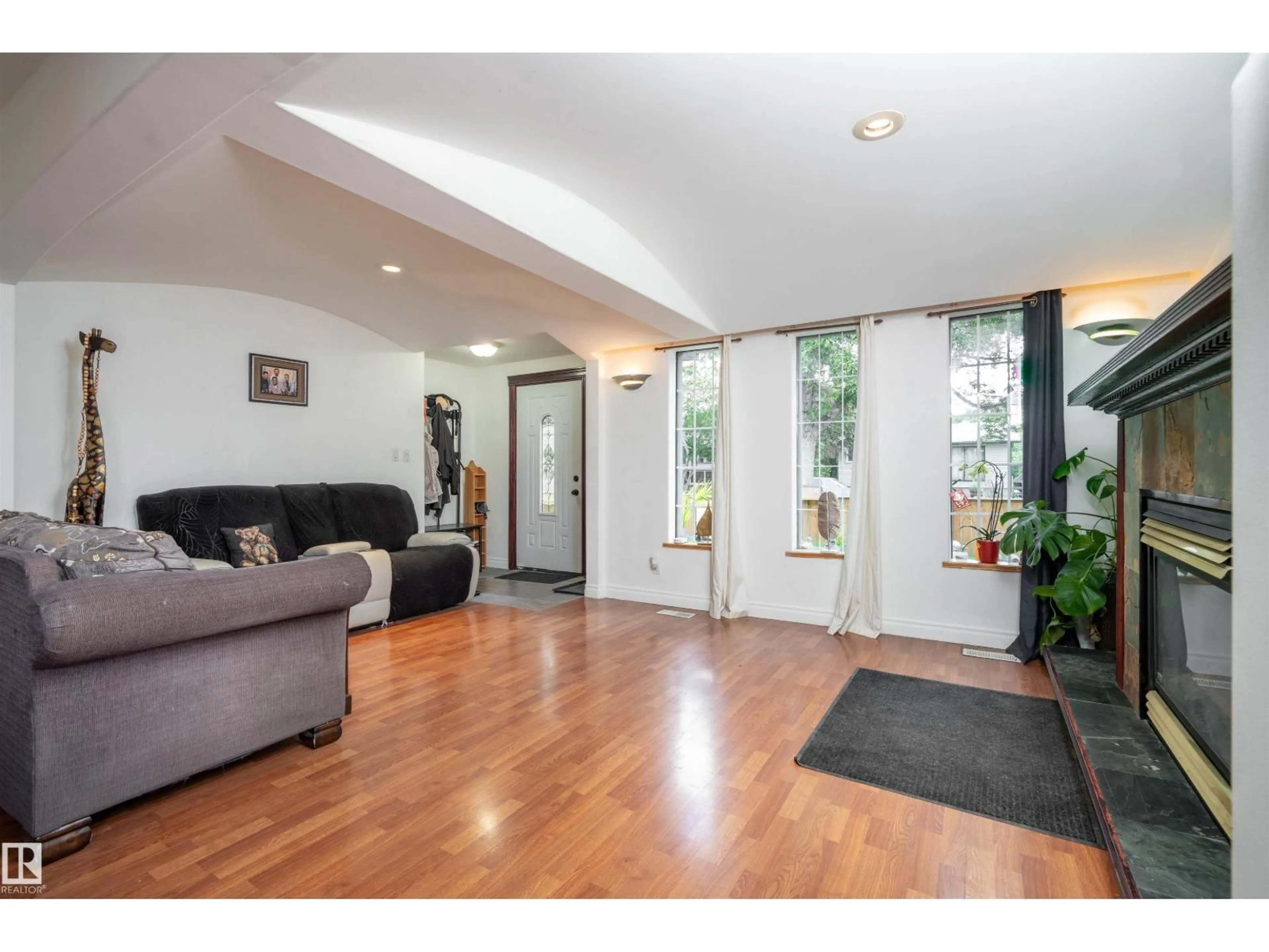 Indoor foyer for 11918 42 ST, Edmonton Alberta T5W2N6