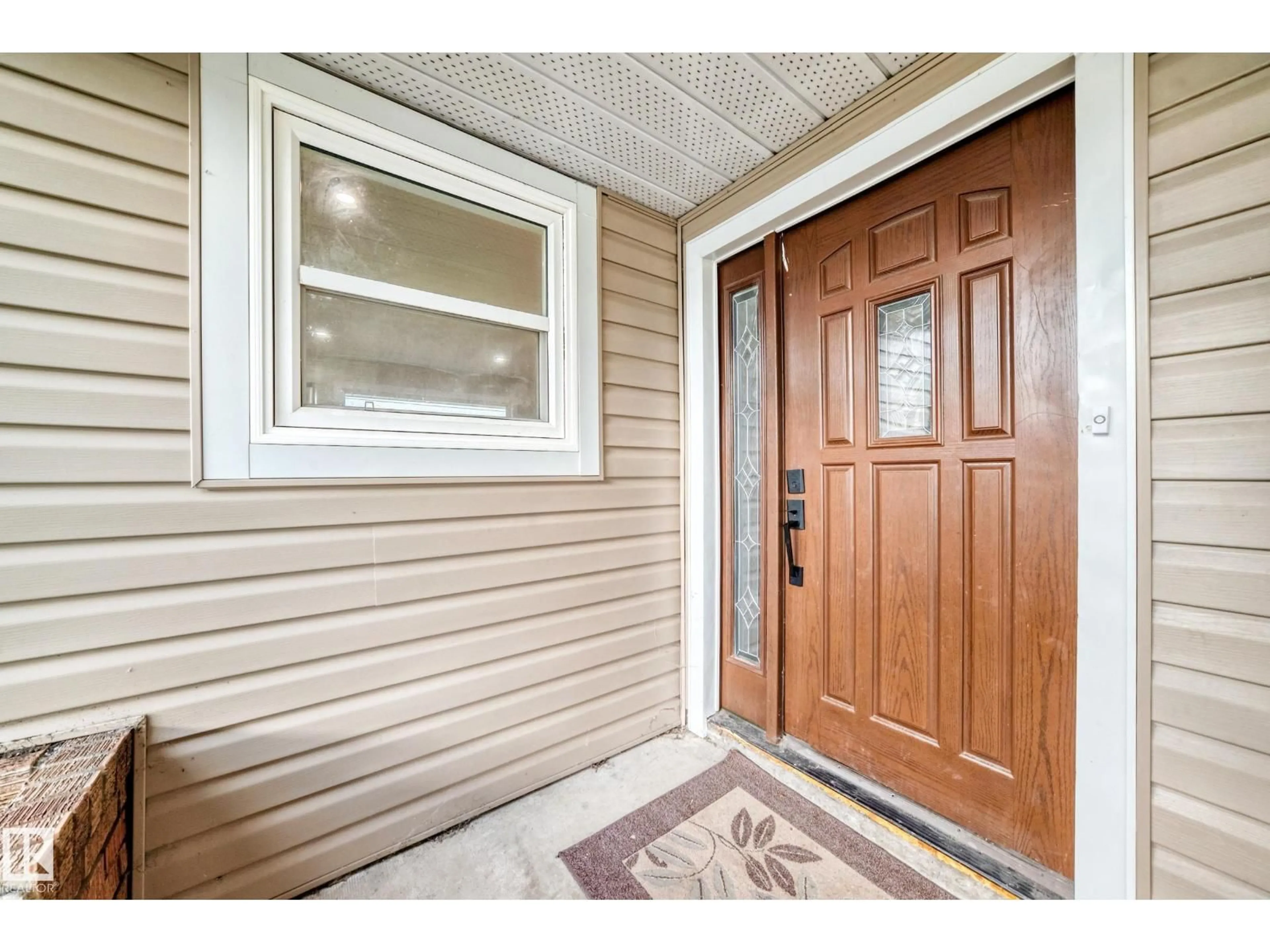 Indoor entryway for 7603 130 AV, Edmonton Alberta T5C1Y3
