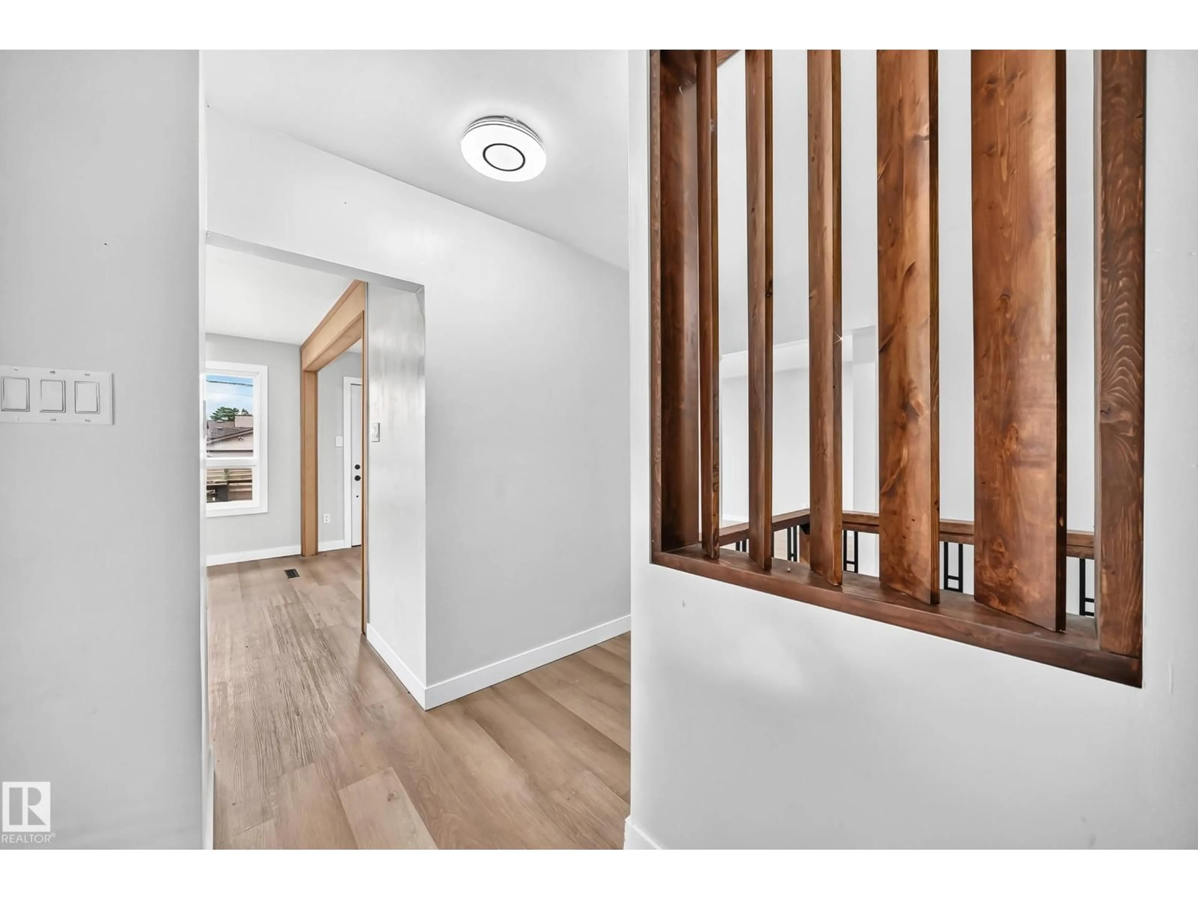 Indoor entryway for 7603 130 AV, Edmonton Alberta T5C1Y3