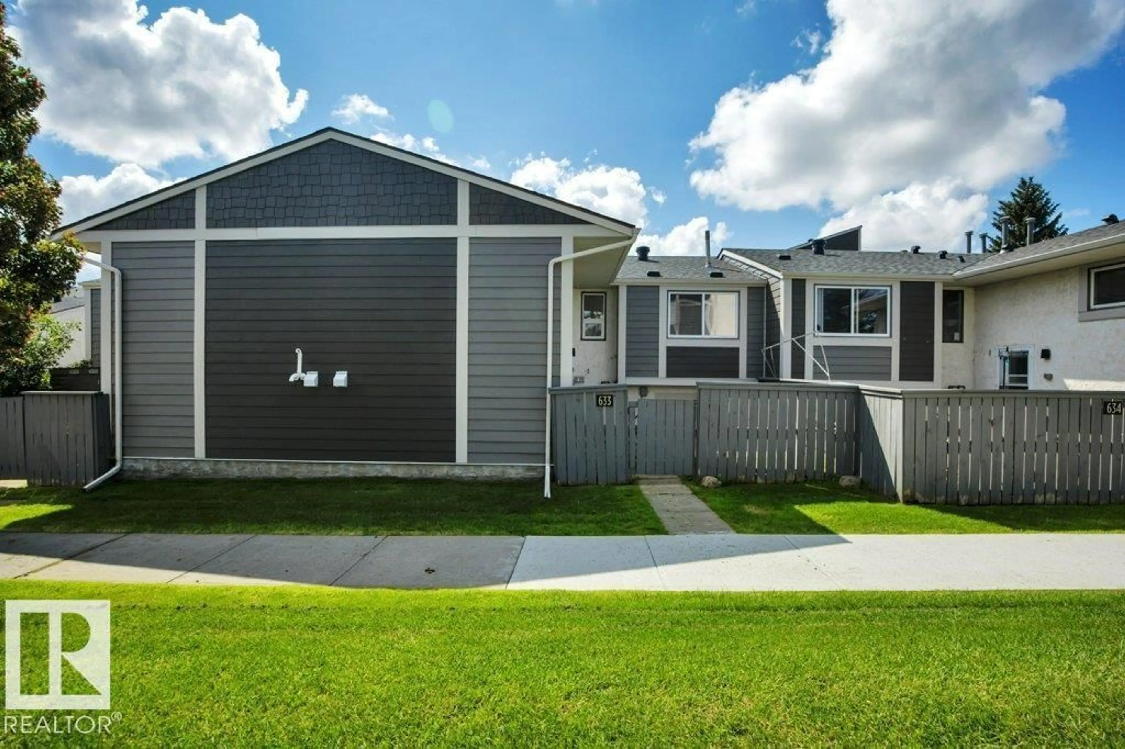 Home with vinyl exterior material, street for 633 WILLOW CT, Edmonton Alberta T5T2K7